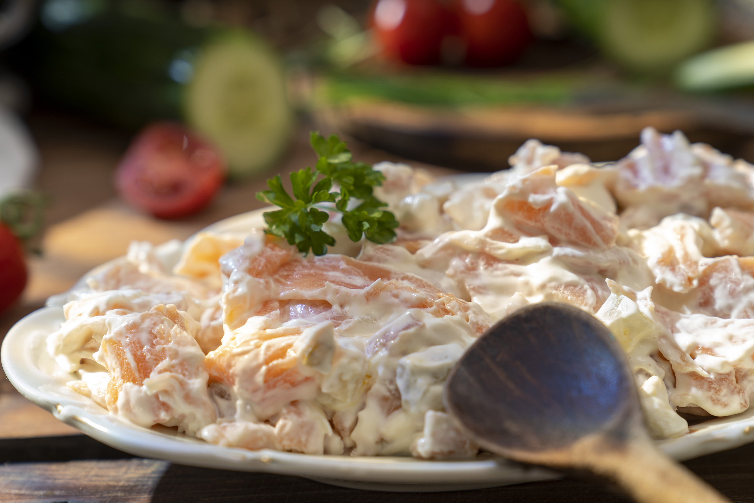 Zarter Räucherlachs in Sahnesauce mit Apfelstücken – der Hafenkieker als maritimer Genuss.