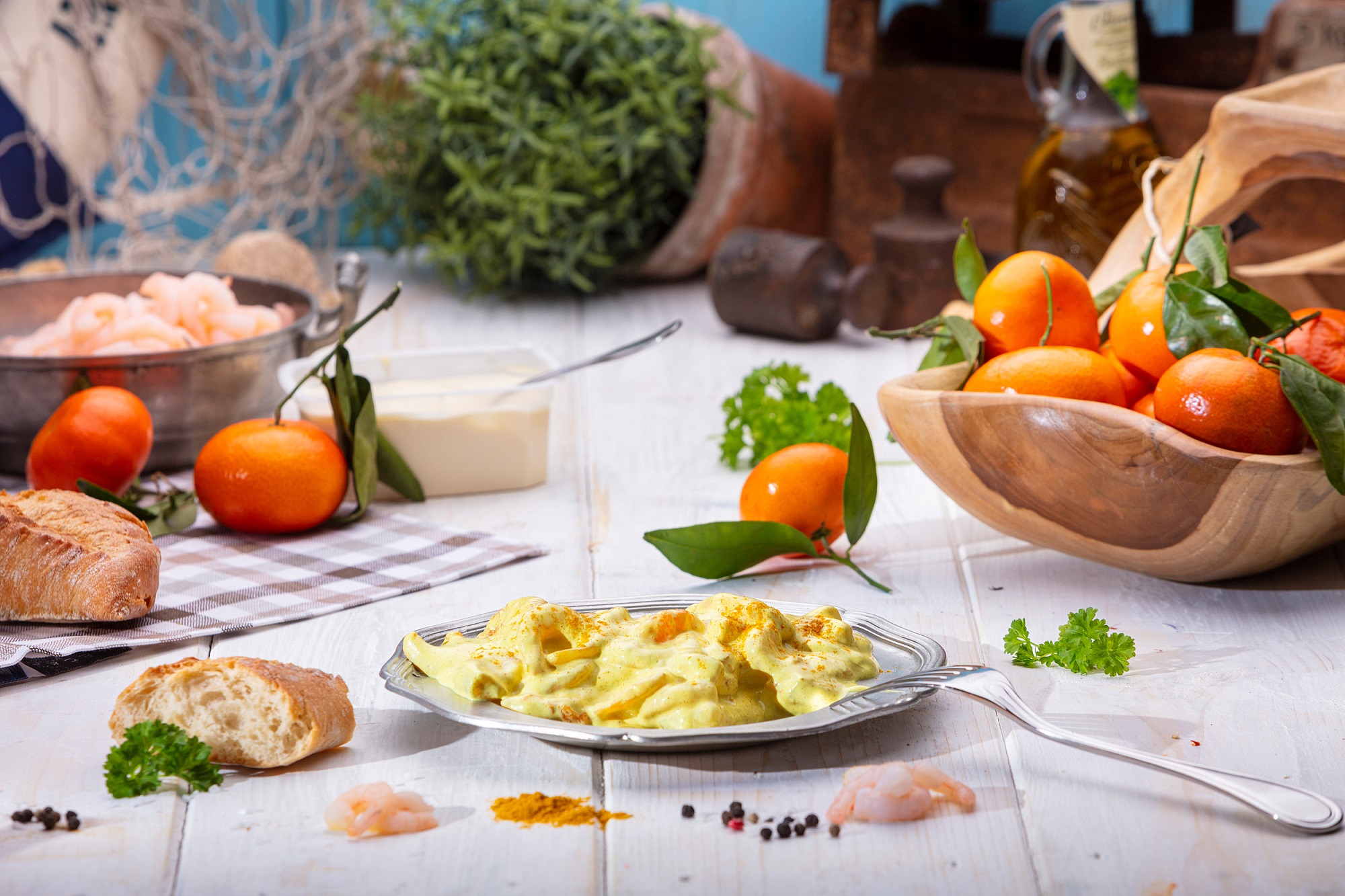 Cremiger Garnelen-Salat mit Mayonnaise, serviert in weißer Schale – frisch & appetitlich.