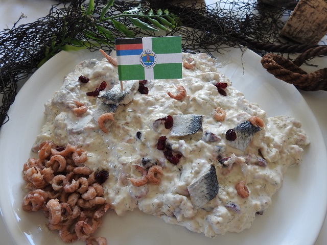 Borkumer Heringstopf mit Krabben Krabbensalat mit zarten Heringsstücken, cremig angemacht und maritim serviert.