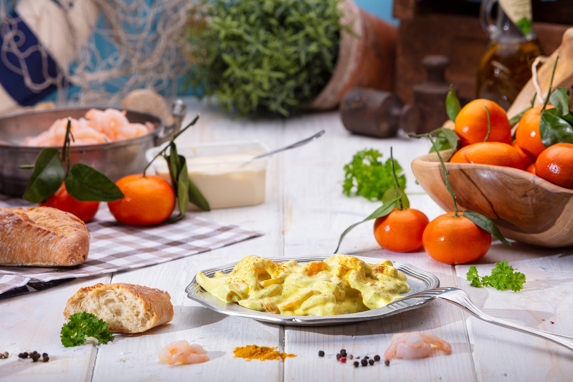 Cremiger Garnelen-Salat mit Mayonnaise, serviert in weißer Schale – frisch & appetitlich.