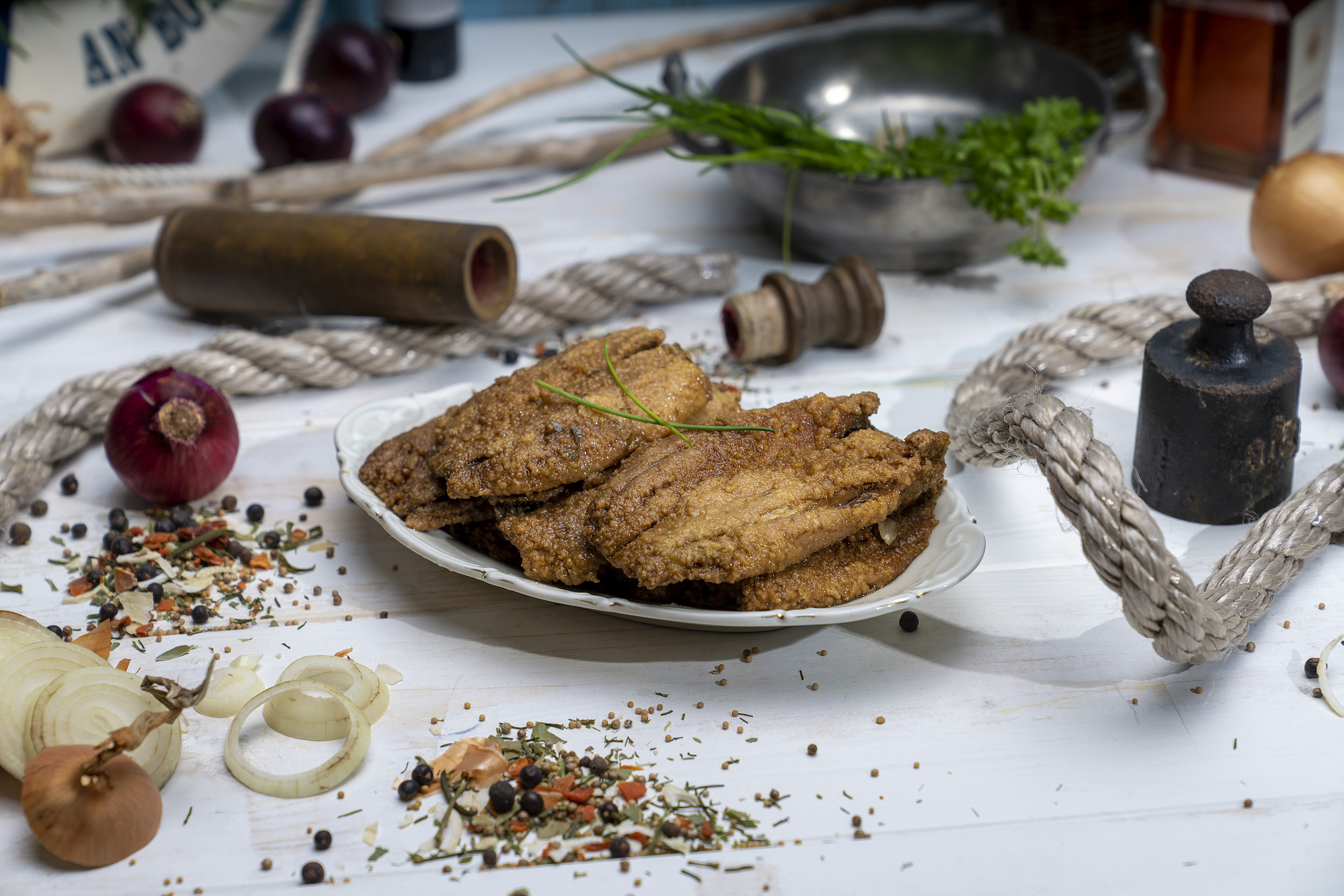 Hausgemachte Bratheringfilets auf Teller, maritim dekoriert und frisch serviert.