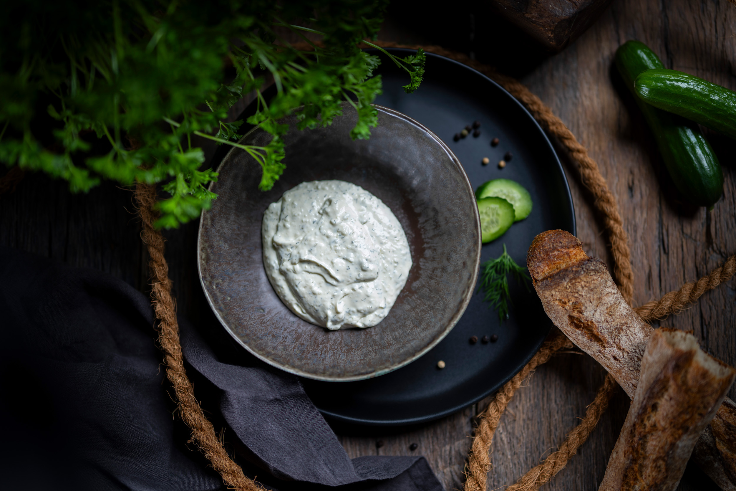 Cremige Fisch-Remoulade in Schale, garniert mit Petersilie – hochwertig & appetitlich.