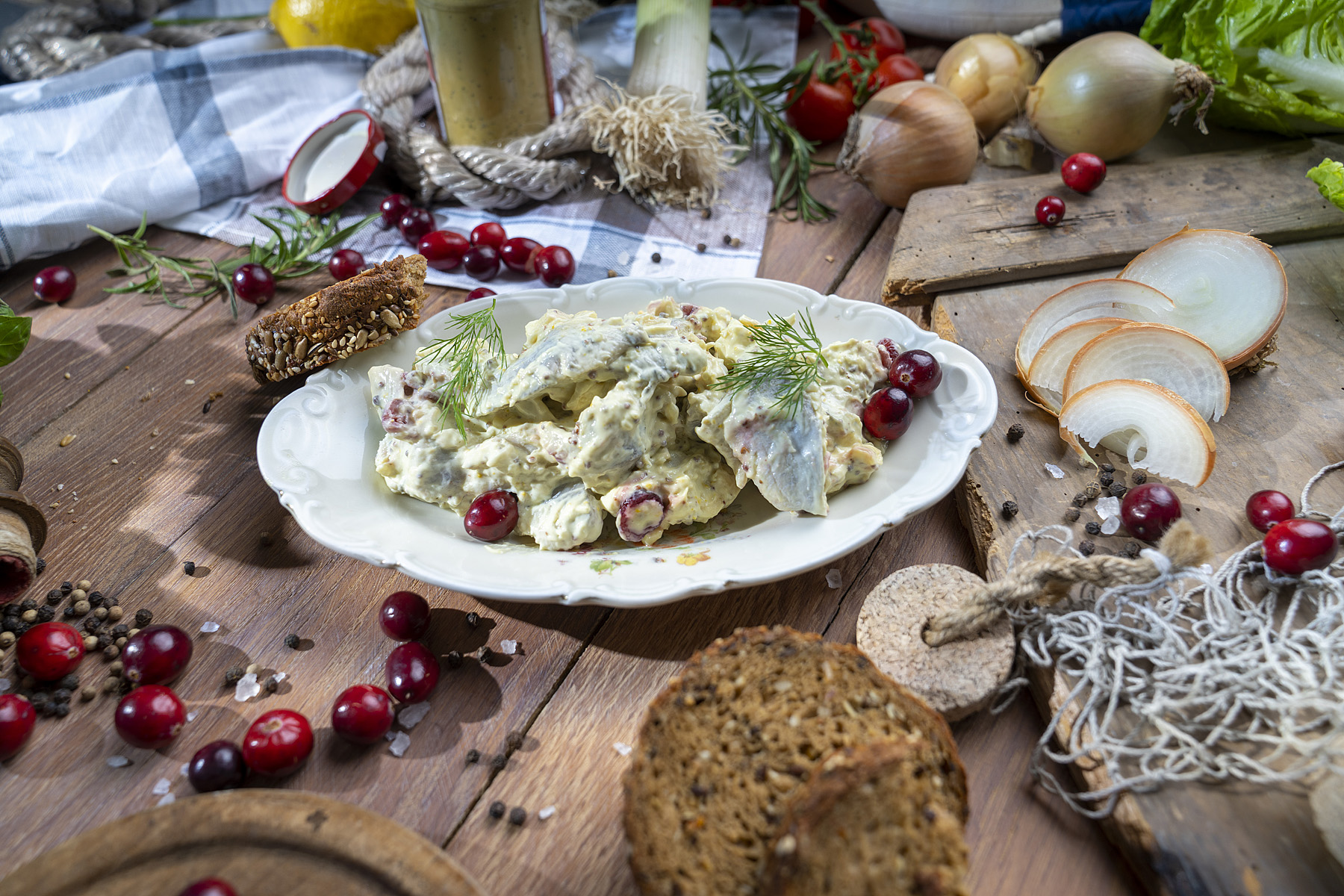 Cremiger Joghurtdip mit frischen Kräutern, serviert in Schale – maritimer Feinkostgenuss.