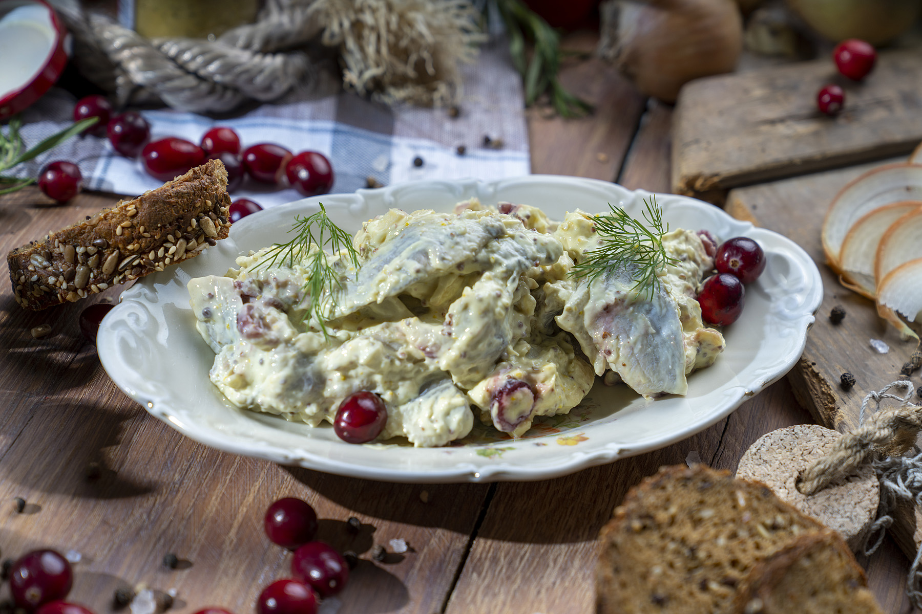 Cremiger Joghurtdip mit frischen Kräutern, serviert in Schale – maritimer Feinkostgenuss.