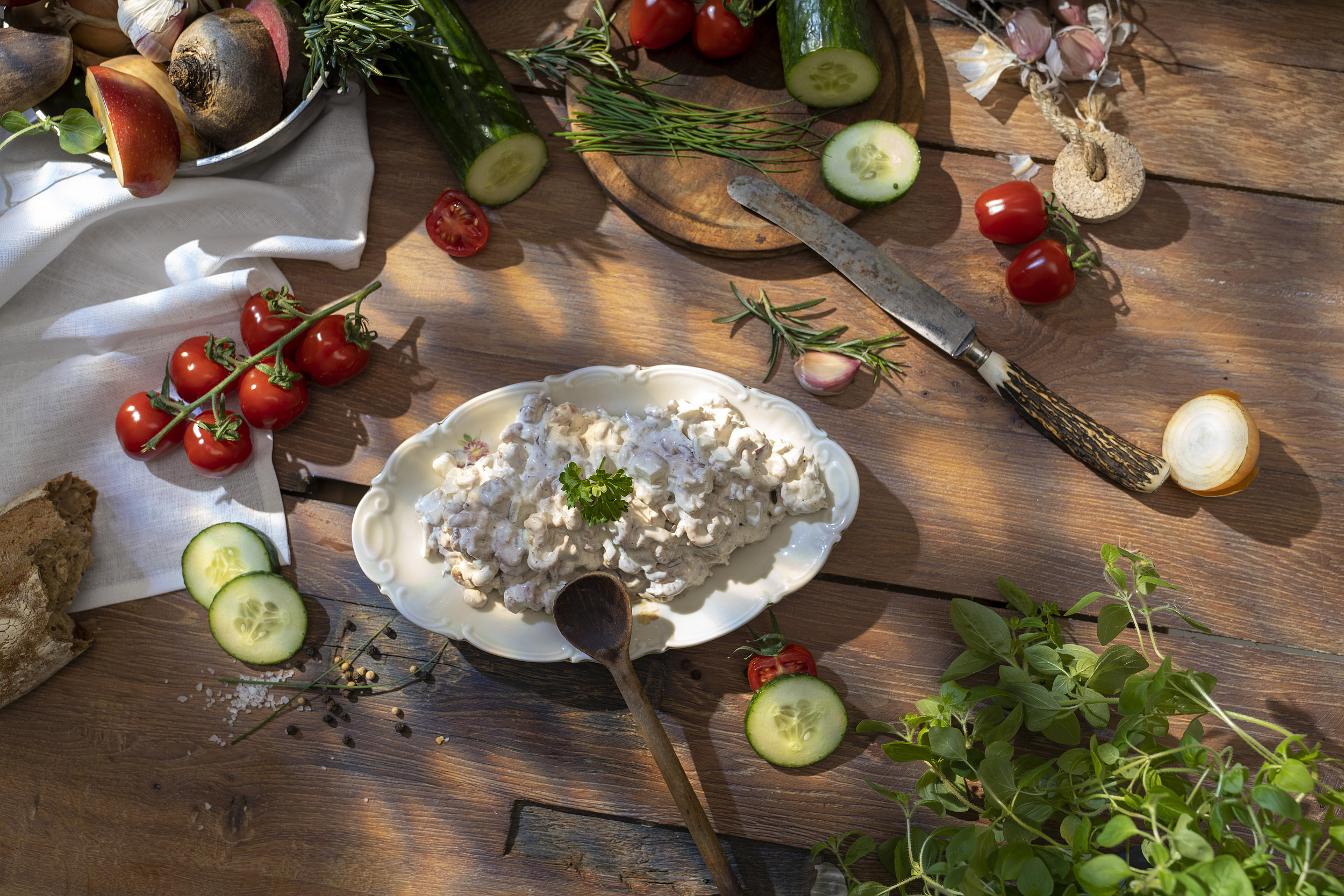 Scharfer Krabbensalat mit Apfel, Zwiebeln & Meerrettich, garniert mit frischer Petersilie.