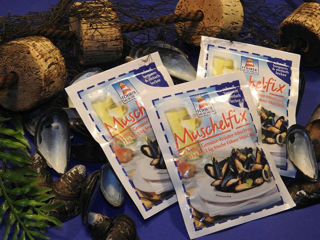 Muschelsalat „Muschelfix“ mit Miesmuscheln, Zwiebeln & Kräutern in Marinade – frisch serviert.