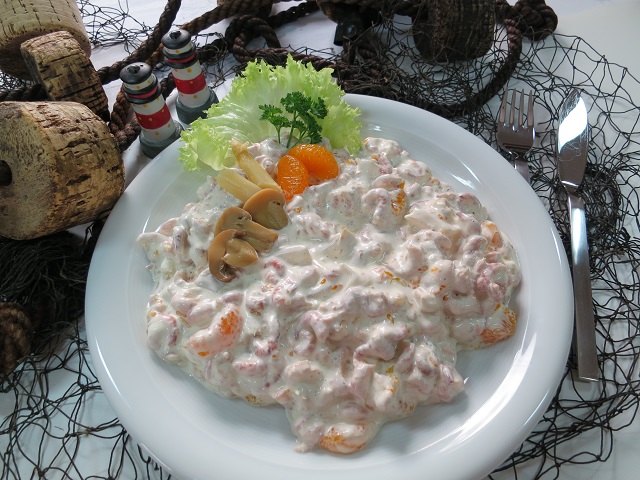 Weißer Krabbensalat mit Spargel, Champignons & Mandarinen auf Teller, maritim serviert.