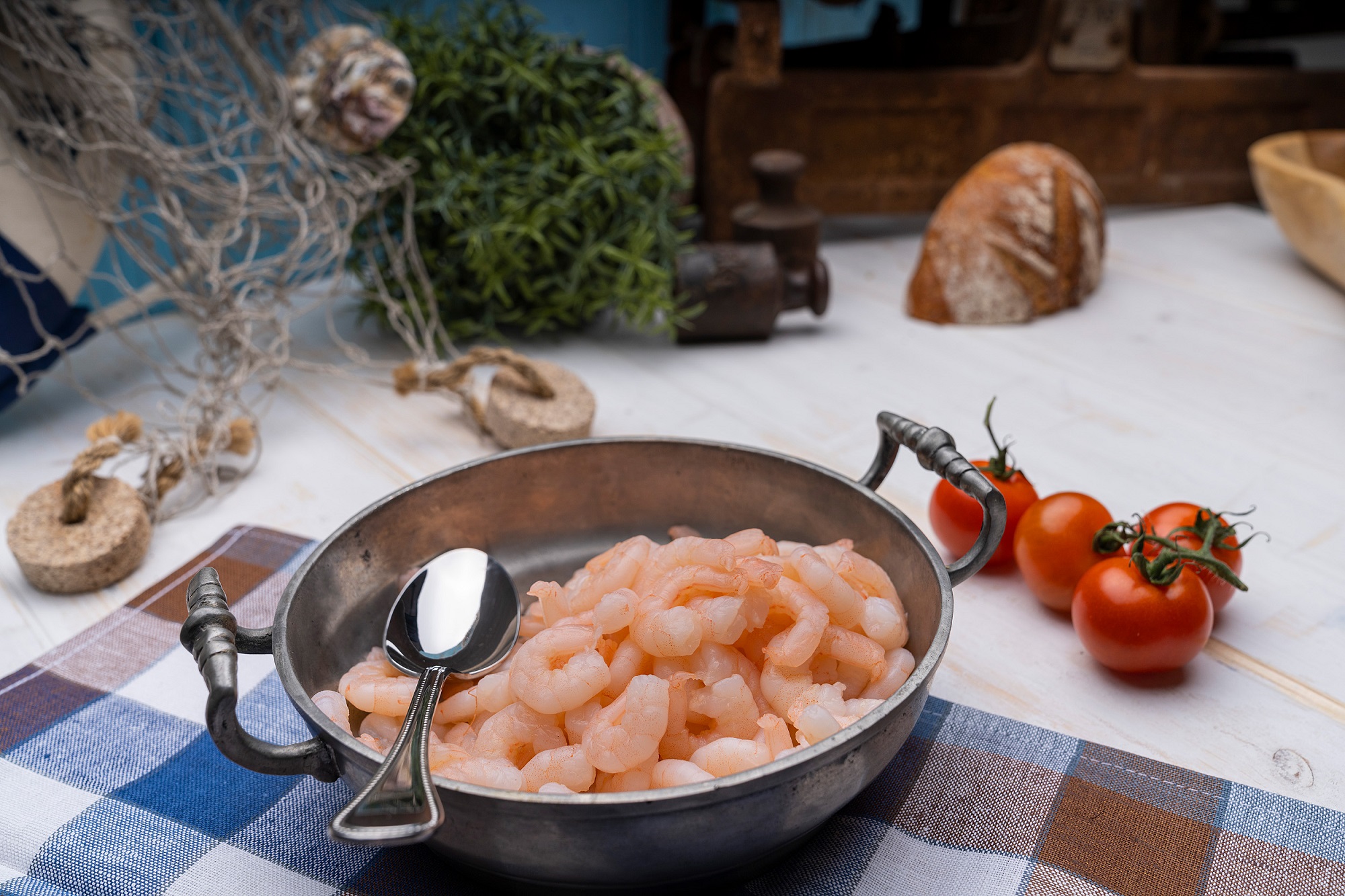 Cremiger Garnelen-Salat mit Mayonnaise, serviert in weißer Schale – frisch & appetitlich.