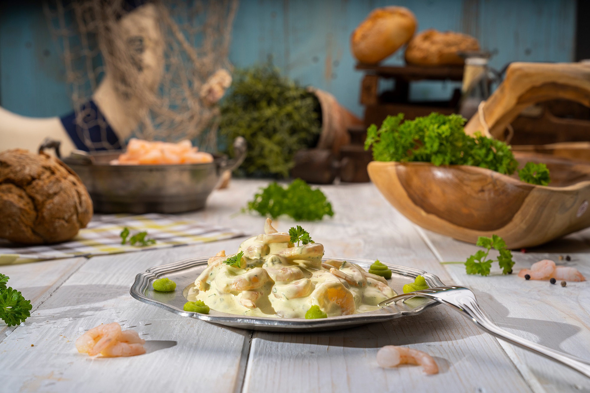 Cremiger Garnelen-Salat mit Mayonnaise, serviert in weißer Schale – frisch & appetitlich.