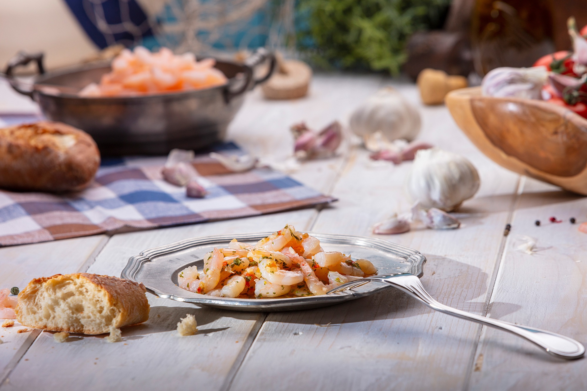 Cremiger Garnelen-Salat mit Mayonnaise, serviert in weißer Schale – frisch & appetitlich.
