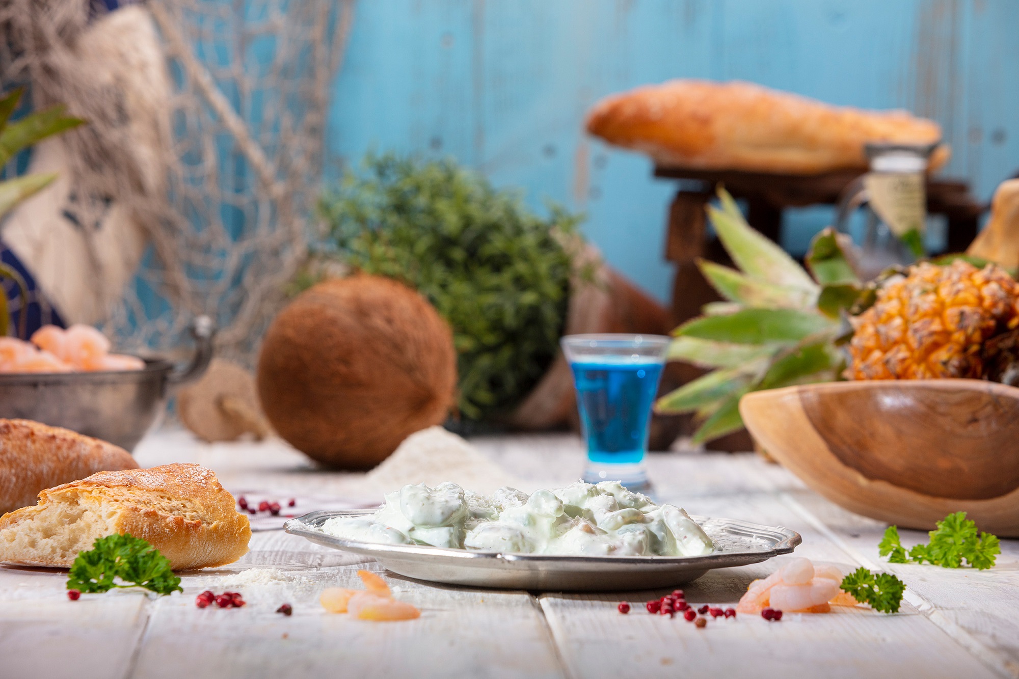 Cremiger Garnelen-Salat mit Mayonnaise, serviert in weißer Schale – frisch & appetitlich.