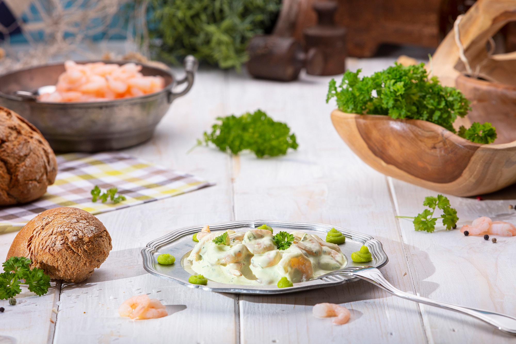Cremiger Garnelen-Salat mit Mayonnaise, serviert in weißer Schale – frisch & appetitlich.