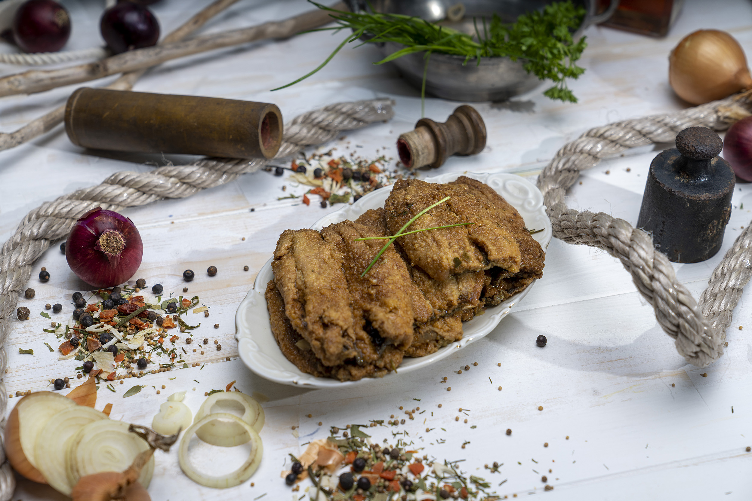 Hausgemachte Bratheringfilets auf Teller, maritim dekoriert und frisch serviert.