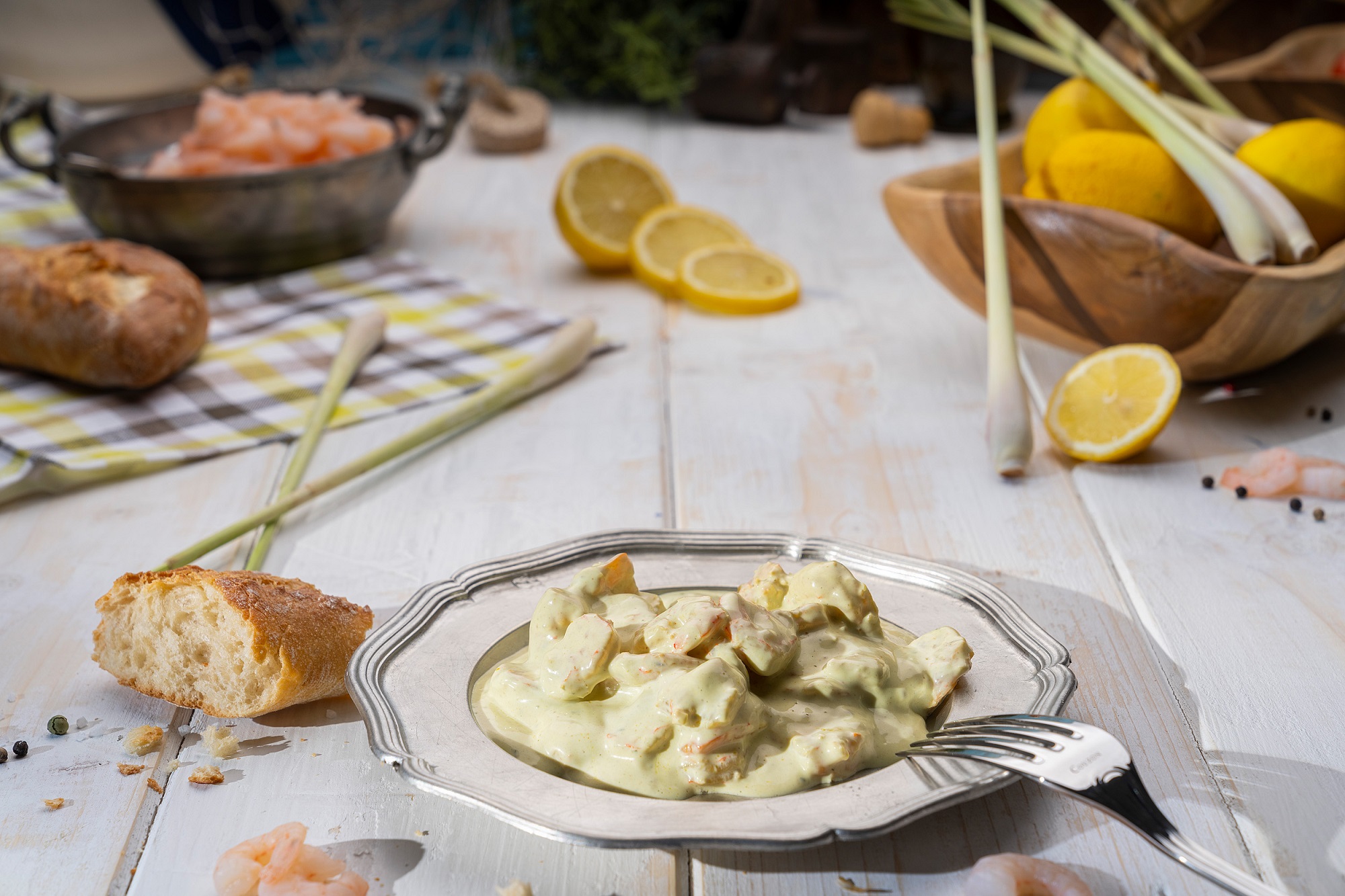 Cremiger Garnelen-Salat mit Mayonnaise, serviert in weißer Schale – frisch & appetitlich.
