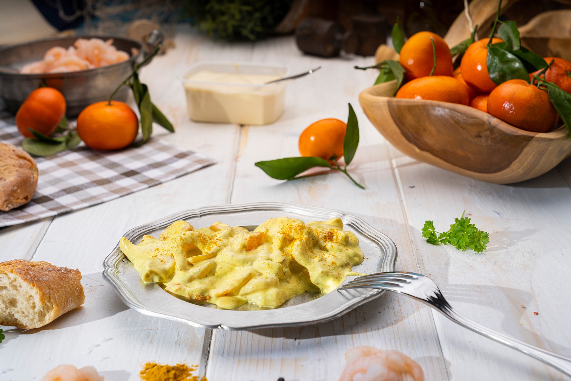 Cremiger Garnelen-Salat mit Mayonnaise, serviert in weißer Schale – frisch & appetitlich.