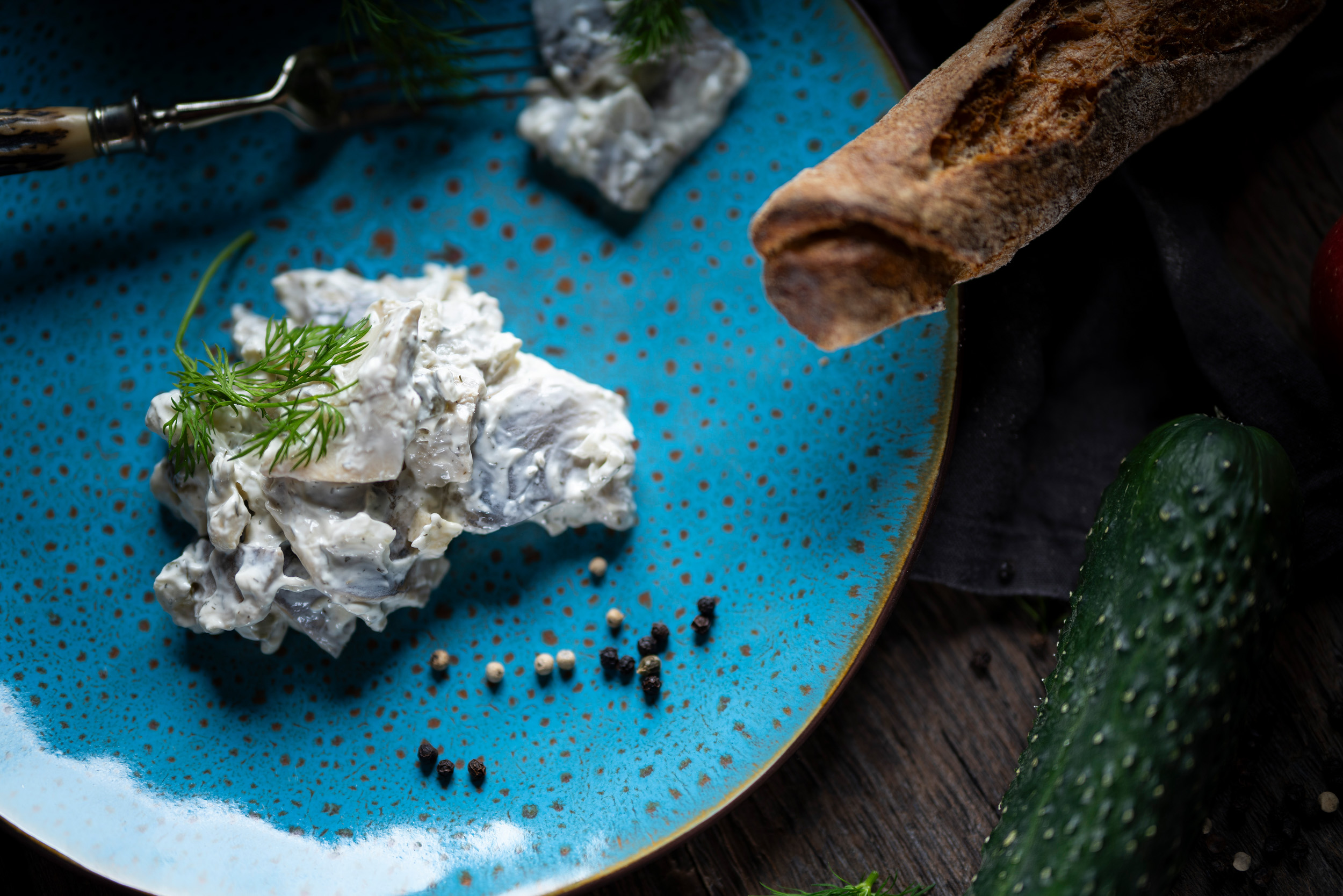 Friesentopf Friesentopf – Heringshappen mit Gurke, Sellerie, Paprika und Zwiebeln in pikantem Joghurt-Sahne-Dressing.