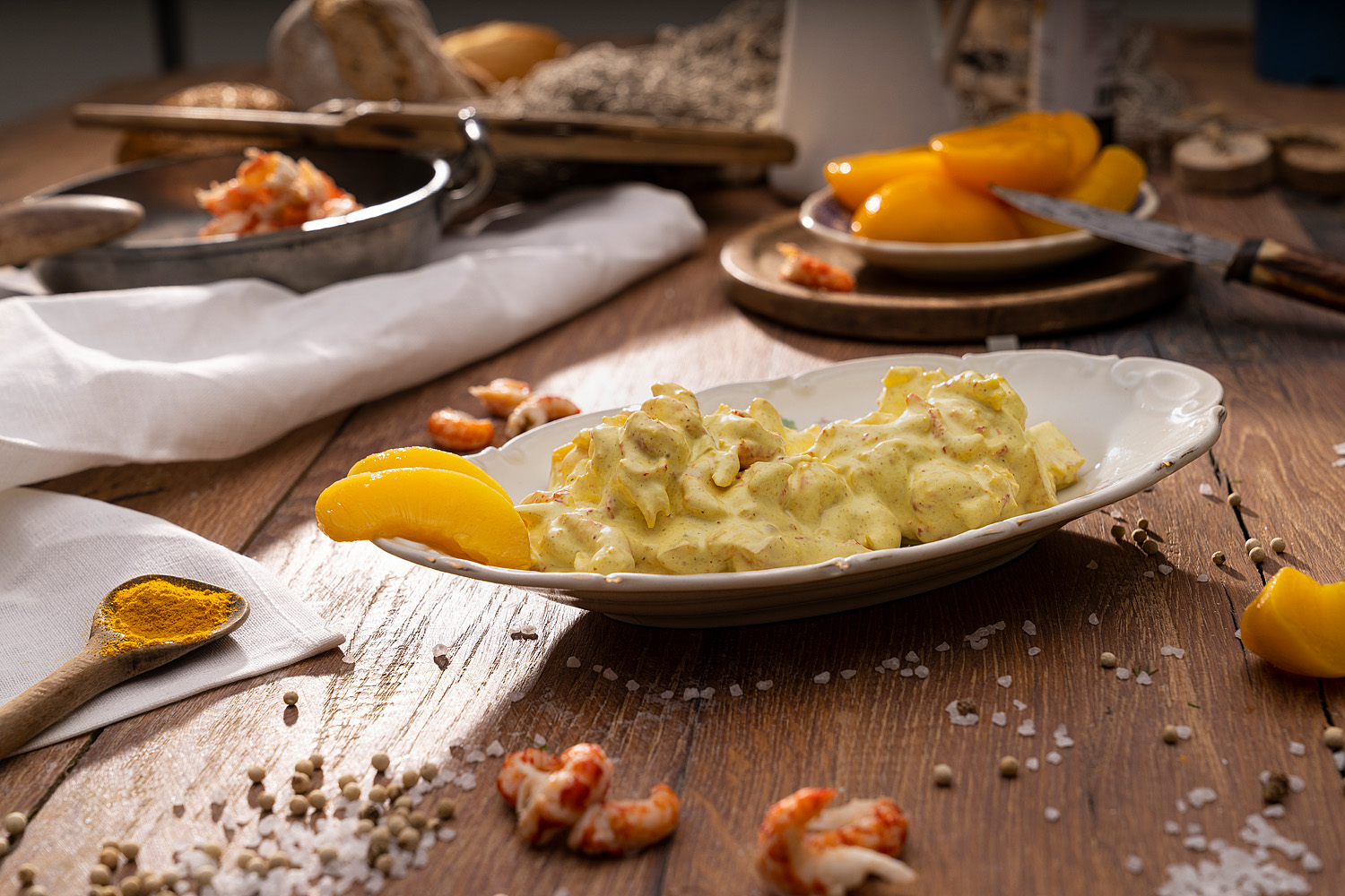 Flusskrebse in Curry-Pfirsich Cremiger Flusskrebs-Salat mit Kräutern in Schale — frisch maritim und appetitlich serviert.