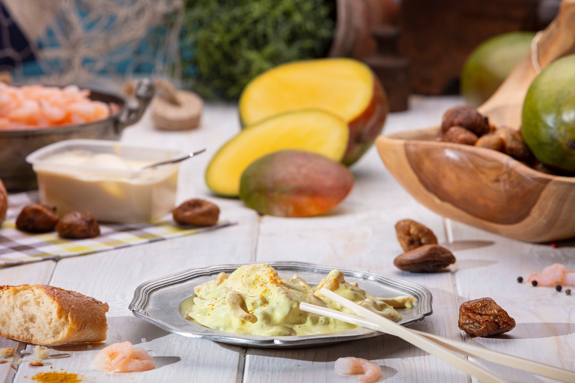 Cremiger Garnelen-Salat mit Mayonnaise, serviert in weißer ScCremiger Garnelen-Salat mit Mayonnaise, serviert in weißer Schale – frisch & appetitlich.hale – frisch & appetitlich.
