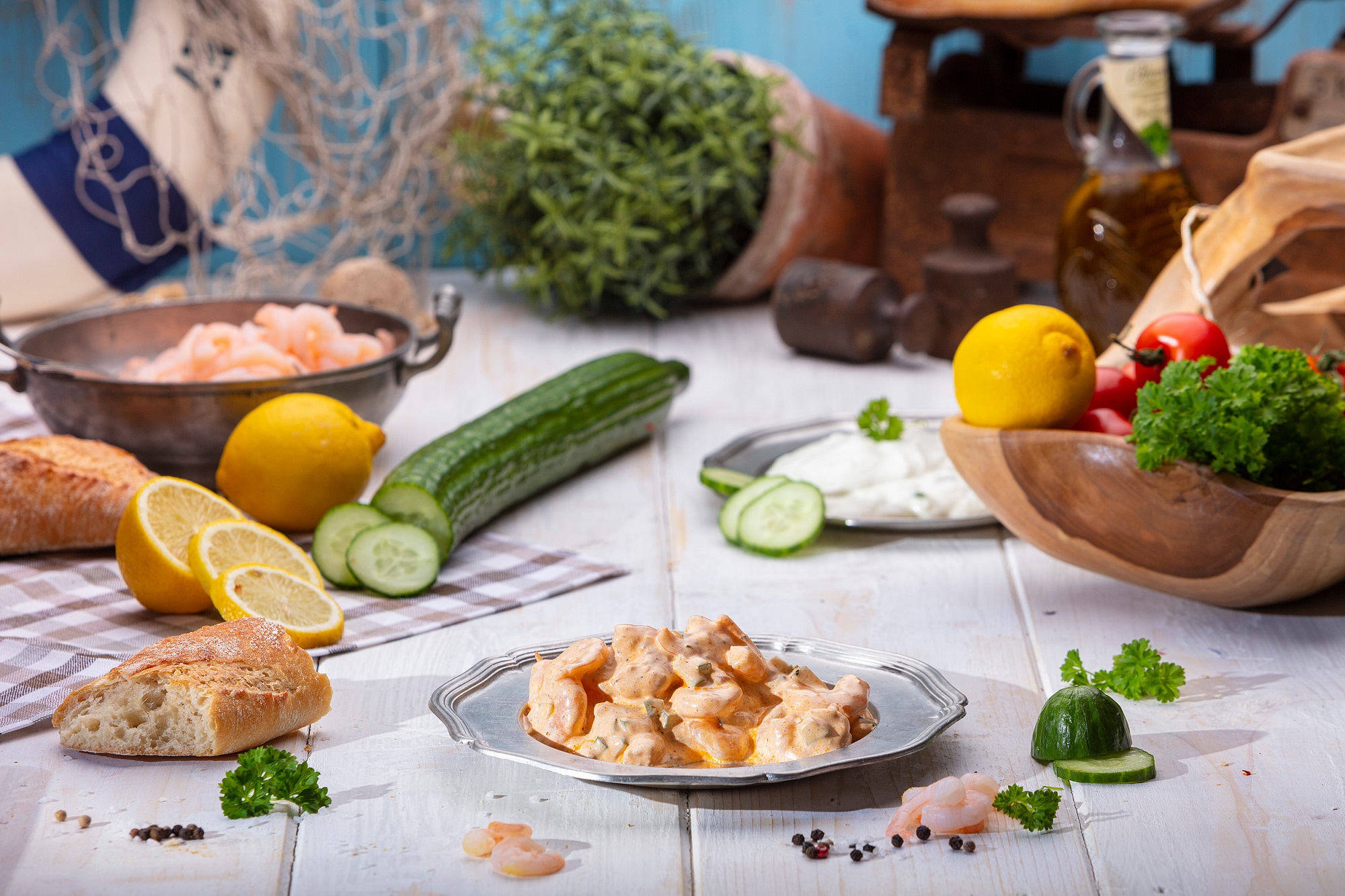Cremiger Garnelen-Salat mit Mayonnaise, serviert in weißer Schale – frisch & appetitlich.