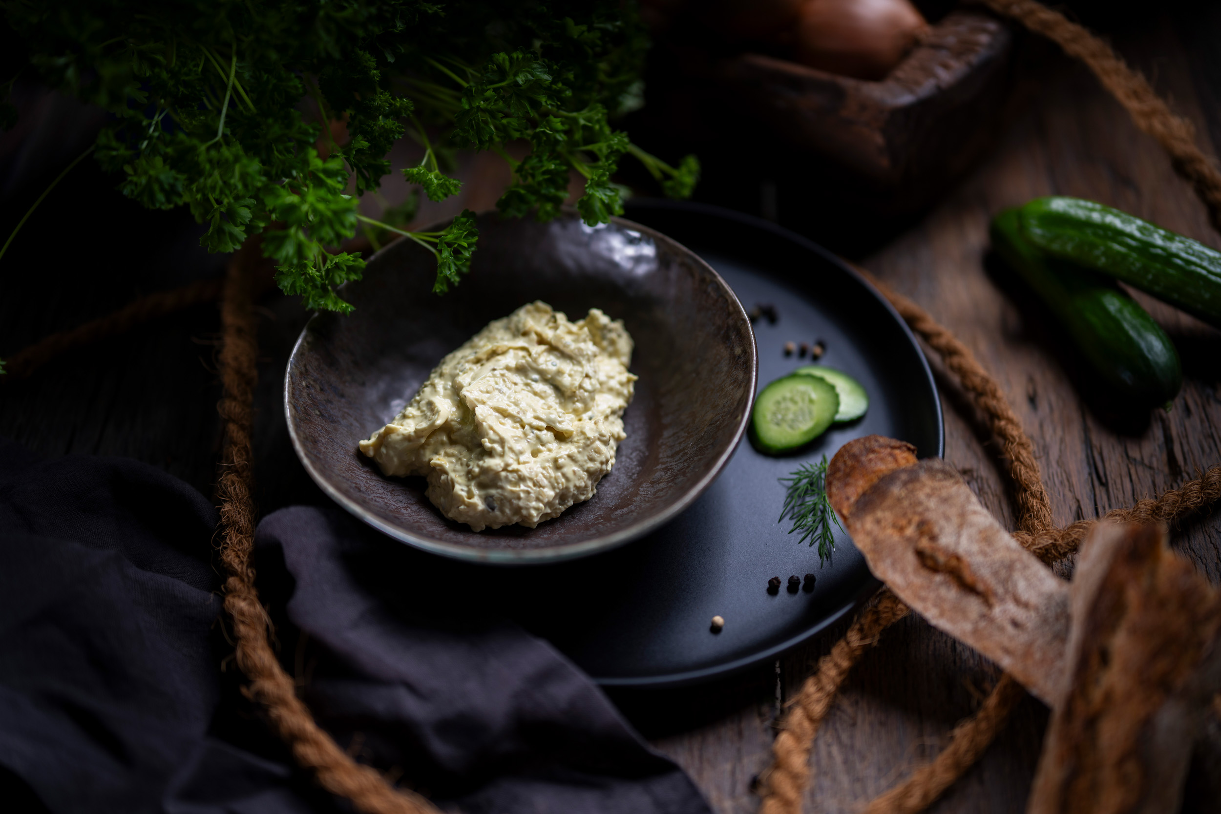Feine Remouladen-Creme in weißer Schale, elegant garniert – cremig, aromatisch & delikat