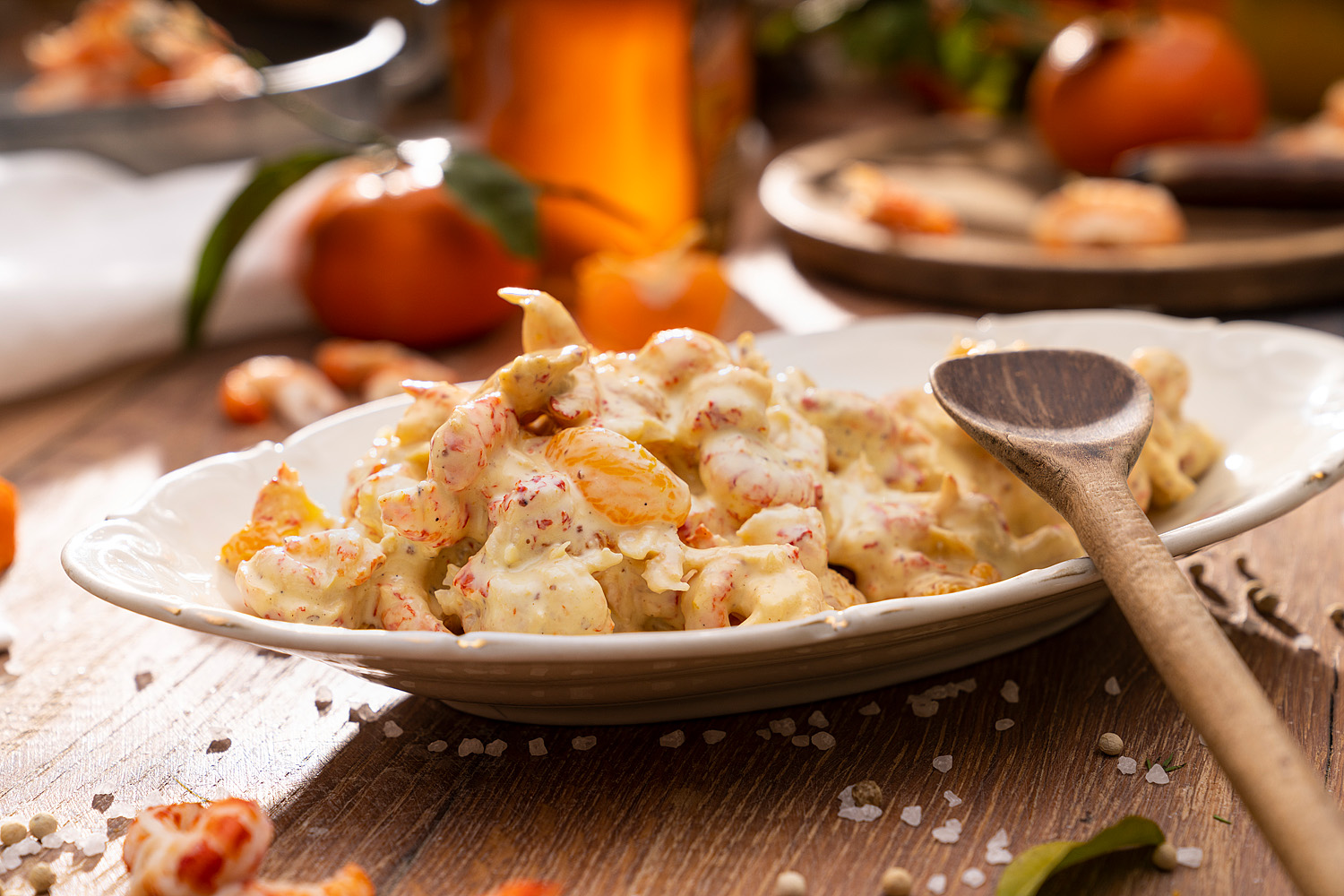 Flusskrebse in Mandarinen-Senf-Creme Cremiger Flusskrebssalat mit feinen Kräutern in rustikaler Schale – frisch, aromatisch serviert.