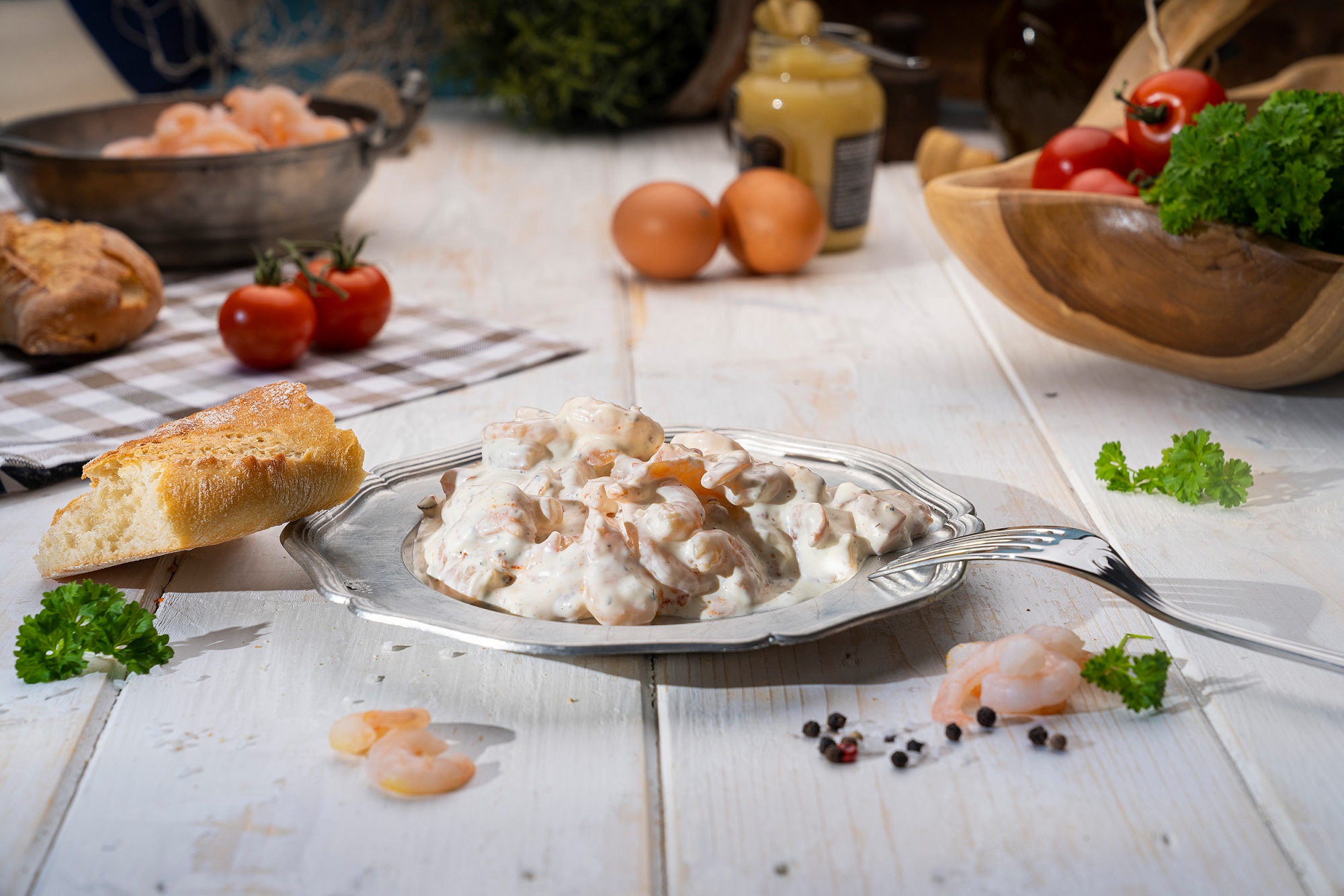 Cremiger Garnelen-Salat mit Mayonnaise, serviert in weißer Schale – frisch & appetitlich.