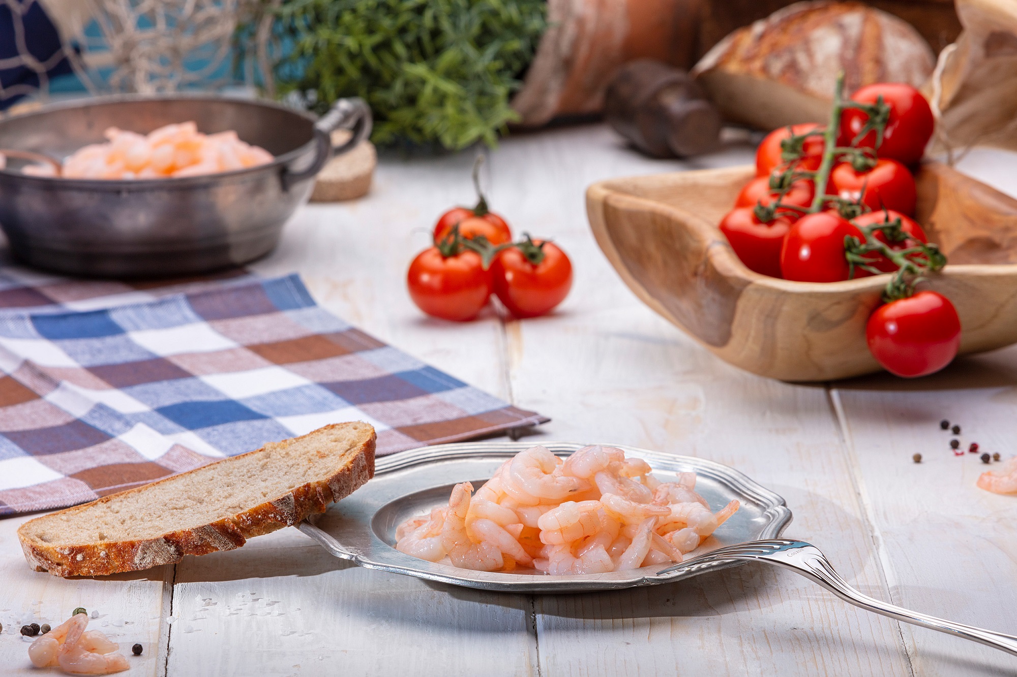 Cremiger Garnelen-Salat mit Mayonnaise, serviert in weißer Schale – frisch & appetitlich.