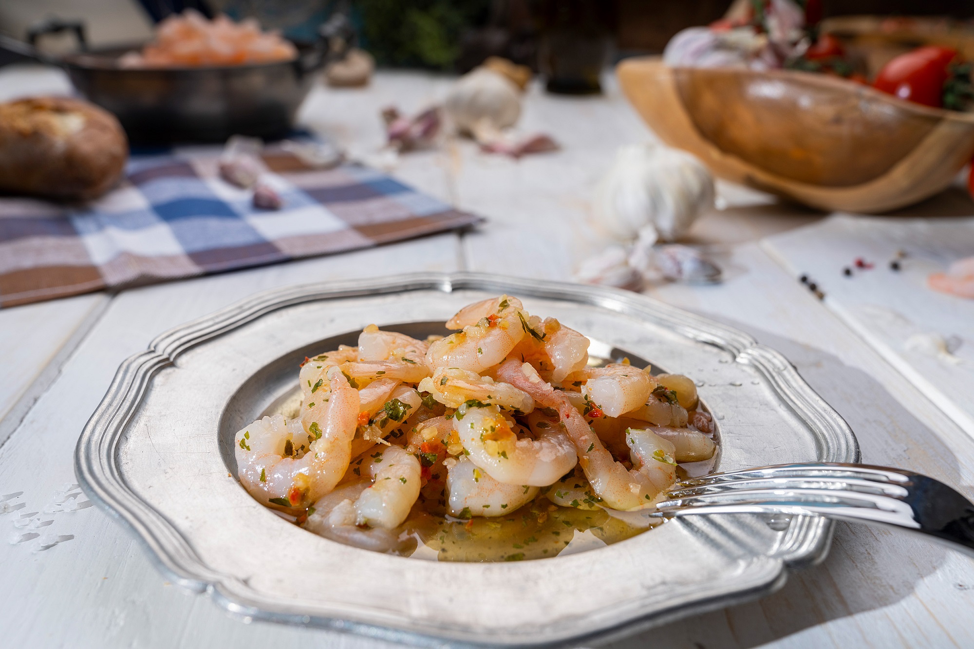 Cremiger Garnelen-Salat mit Mayonnaise, serviert in weißer Schale – frisch & appetitlich.