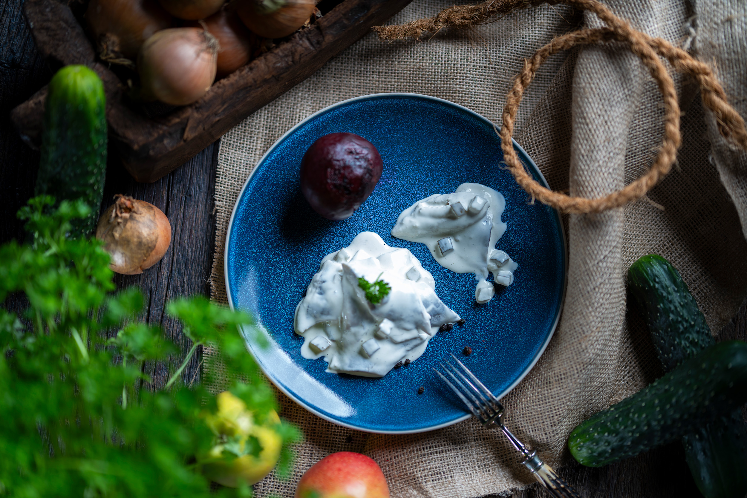 Friesischer Sahnetopf – cremiger Heringssalat mit Apfel, Gurke, Zwiebeln & Dill, frisch serviert.