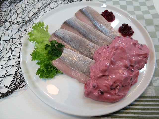 Matjes in Preiselbeercreme Lord Nelson Matjesfilets in cremiger Preiselbeersahne mit feinen Zwiebelringen – frisch serviert.