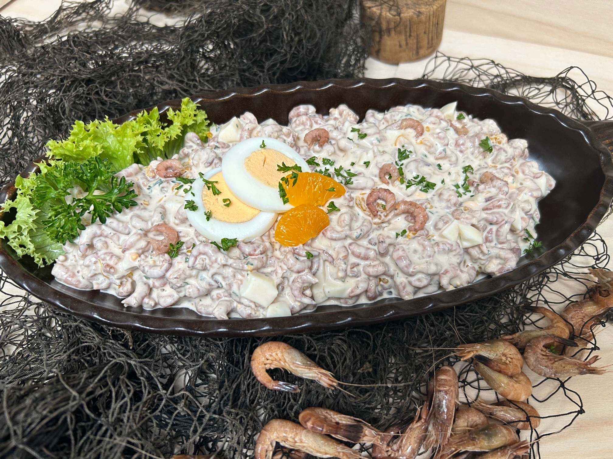 Helgoländer Krabbensalat mit Ei in leichtem Joghurtdressing, frisch maritim serviert.