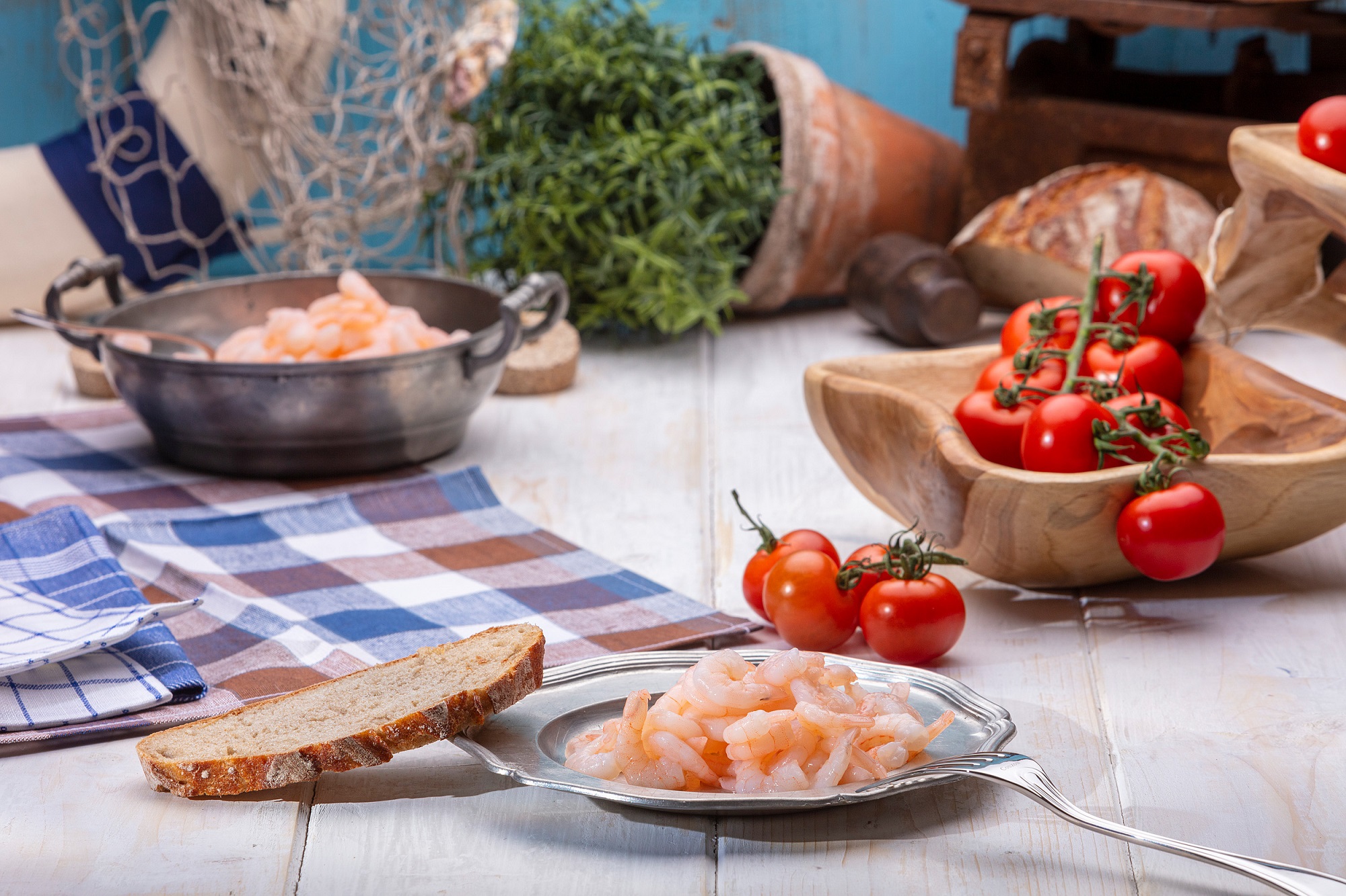Cremiger Garnelen-Salat mit Mayonnaise, serviert in weißer Schale – frisch & appetitlich.