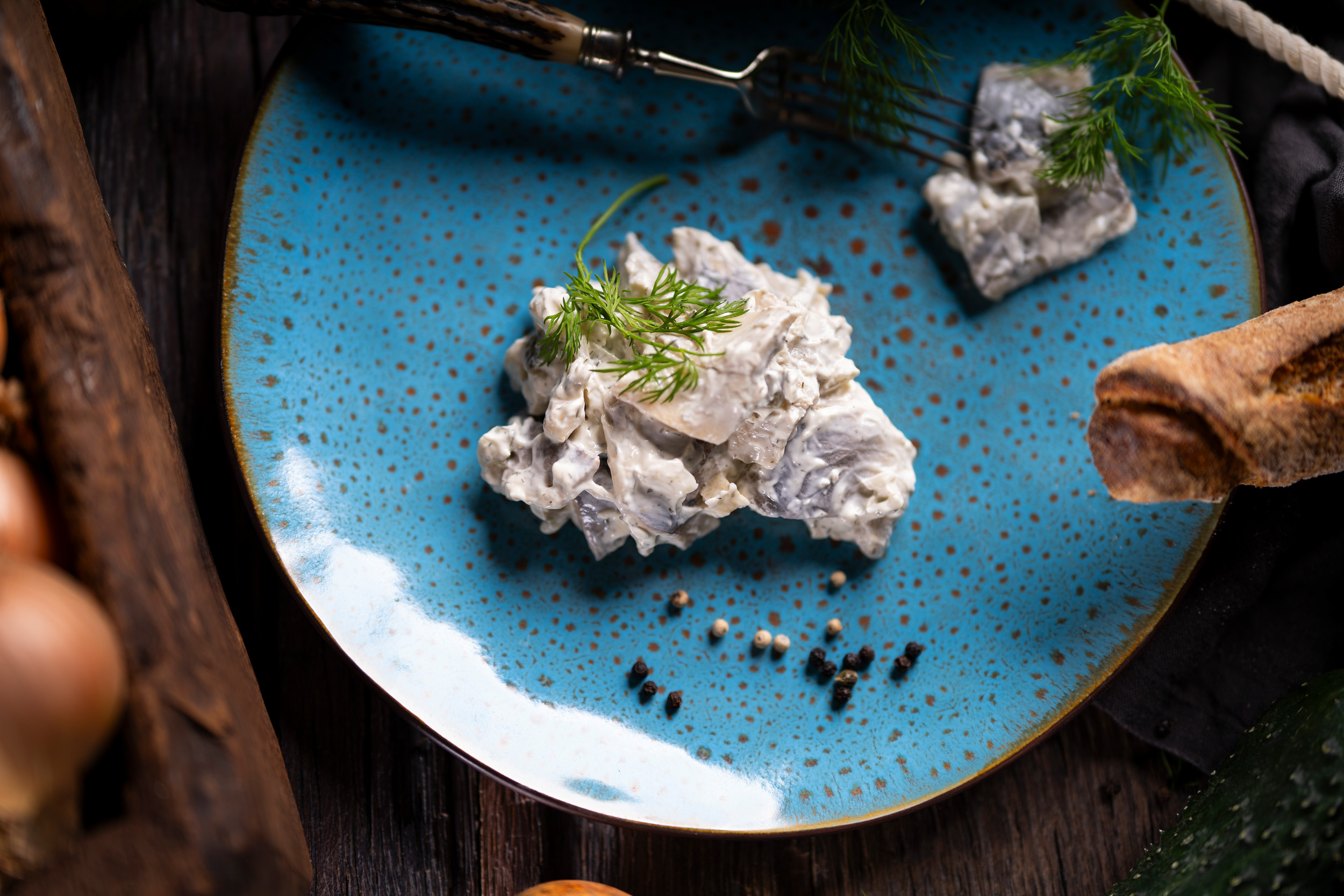 Friesentopf – Heringshappen mit Gurke, Sellerie, Paprika und Zwiebeln in pikantem Joghurt-Sahne-Dressing.