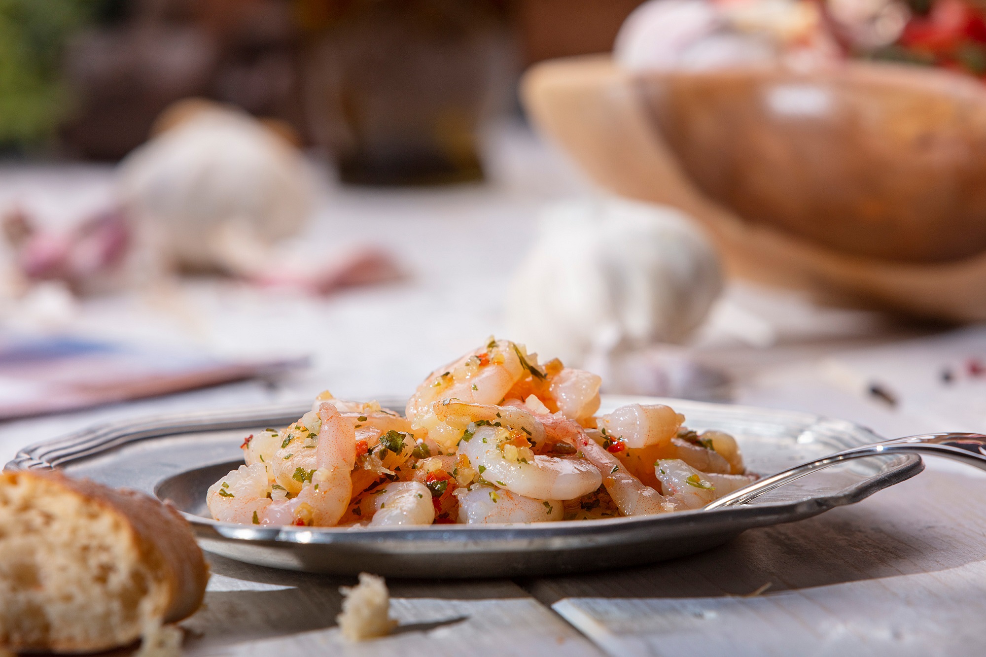 Cremiger Garnelen-Salat mit Mayonnaise, serviert in weißer Schale – frisch & appetitlich.