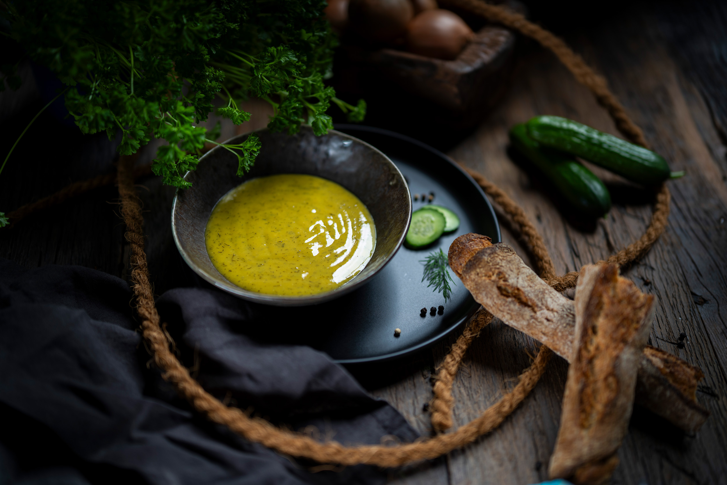 Goldbraune Remouladen-Creme in Schale, rustikal angerichtet – fein gewürzt, delikat & cremig.