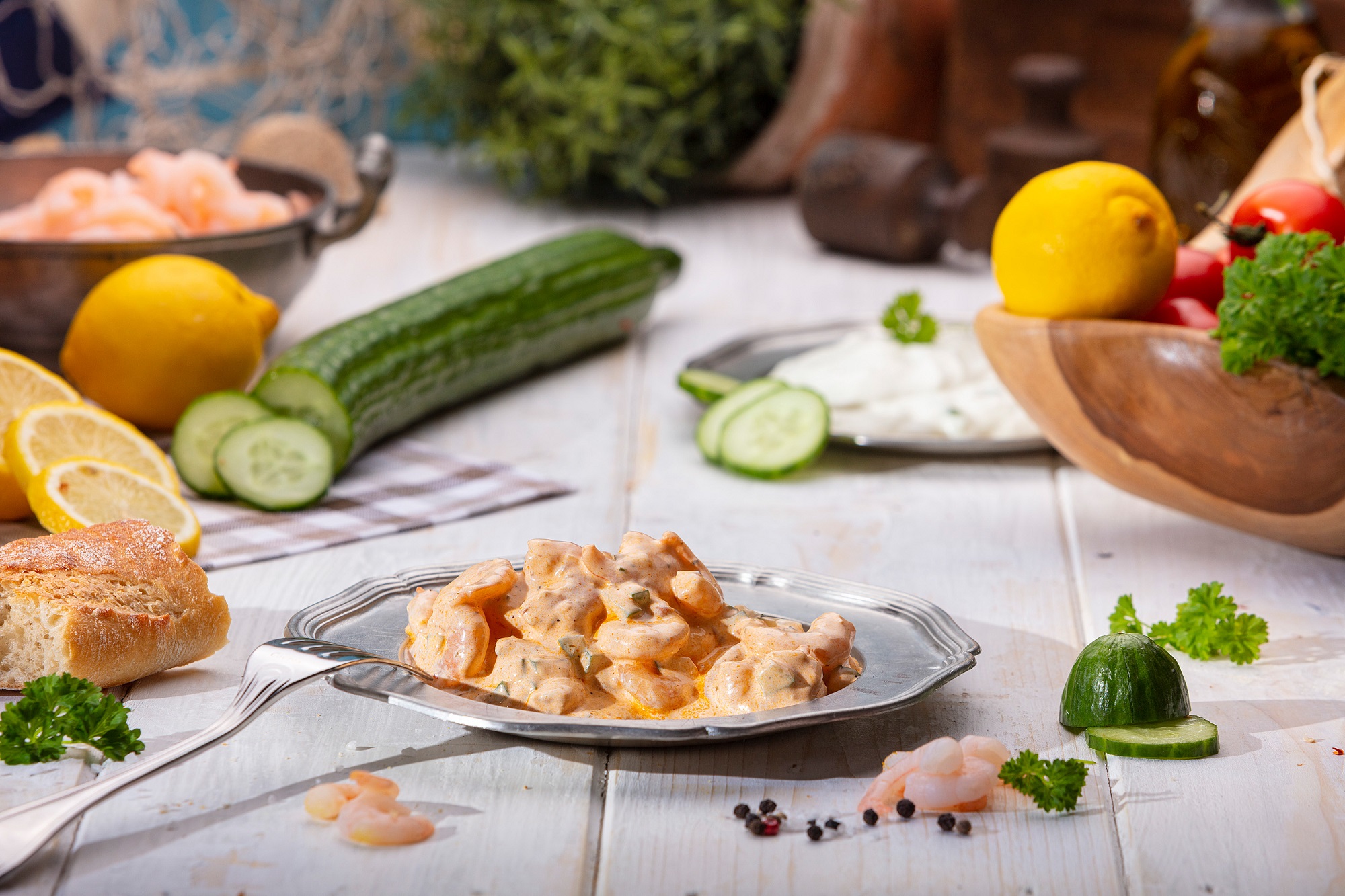 Cremiger Garnelen-Salat mit Mayonnaise, serviert in weißer Schale – frisch & appetitlich.