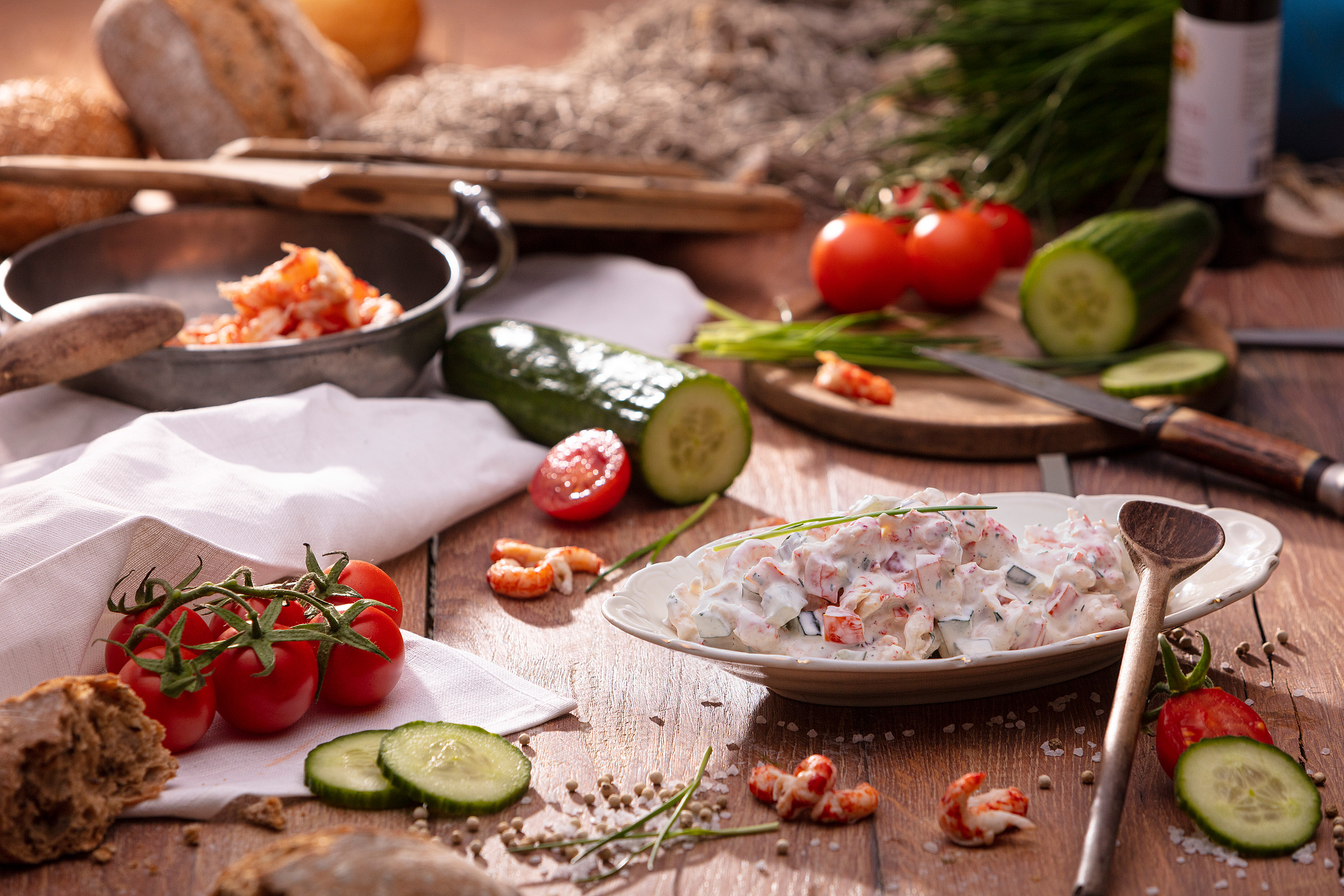 Flusskrebse Schwedenart 4 Maritimer Flusskrebssalat in cremiger Mayonnaise, verziert mit frischen Kräutern – appetitlich serviert.