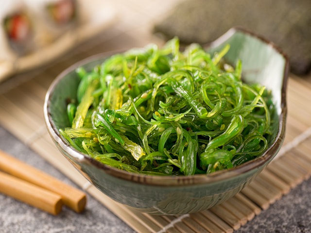 Goma Wakame marinierter Seealgensalat Bunte Feinkost-Kreation „Gomawaka“ – kräftige Fischstückchen mit Gemüse in cremiger Sauce