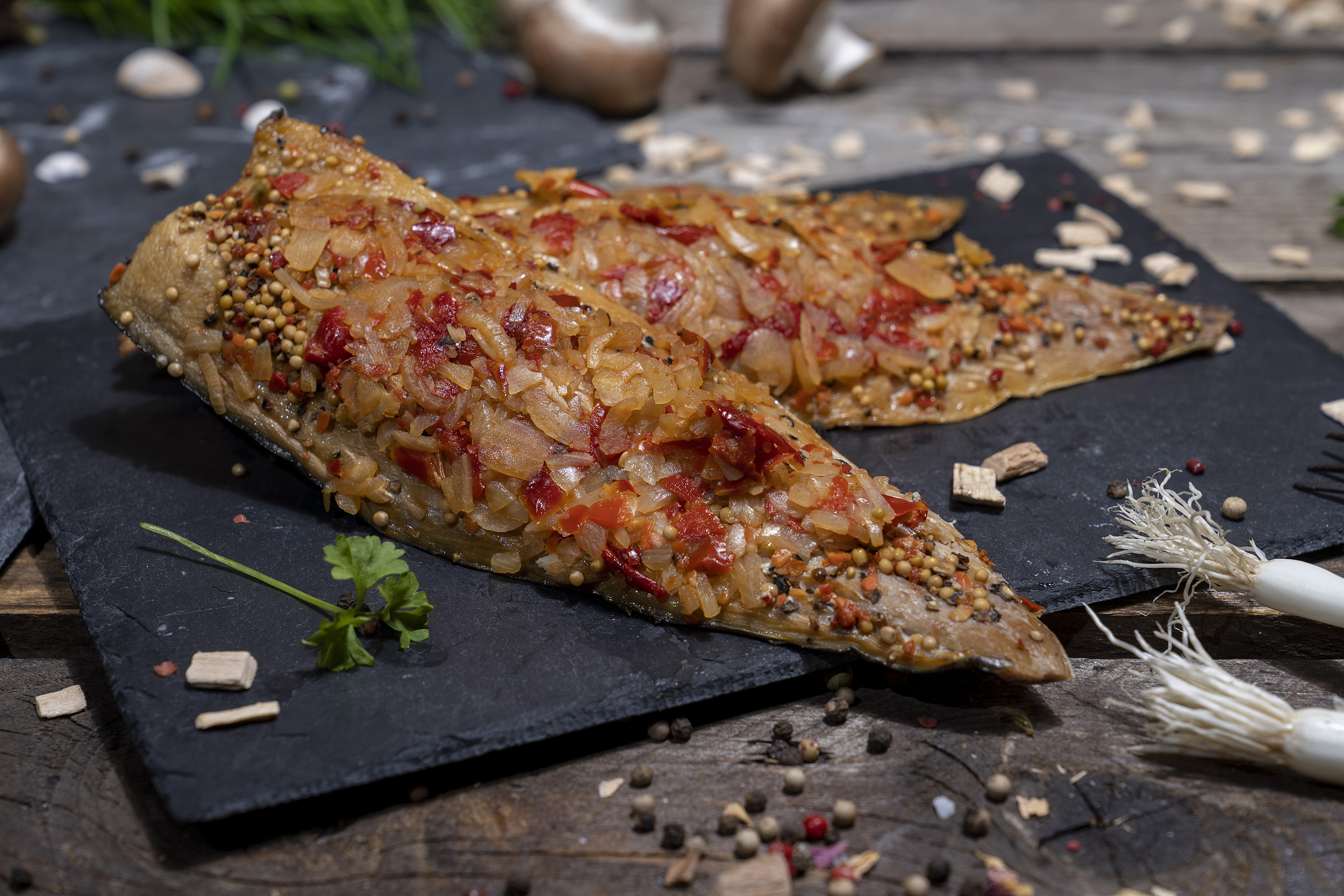 Zwiebel-Makrele geräuchertes Makrelenfilet Zwiebel-Makrele geräuchertes Makrelenfilet