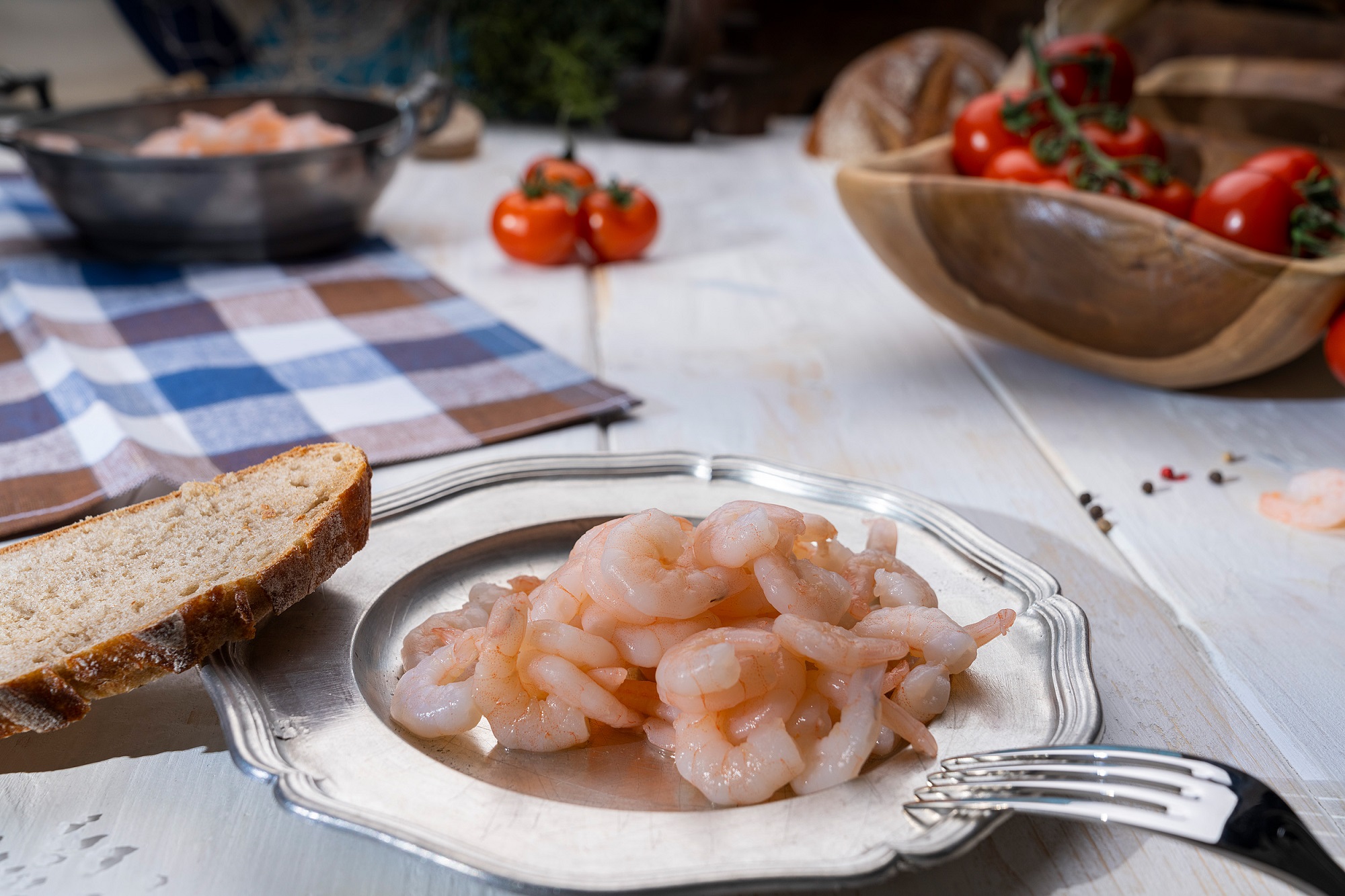 Cremiger Garnelen-Salat mit Mayonnaise, serviert in weißer Schale – frisch & appetitlich.