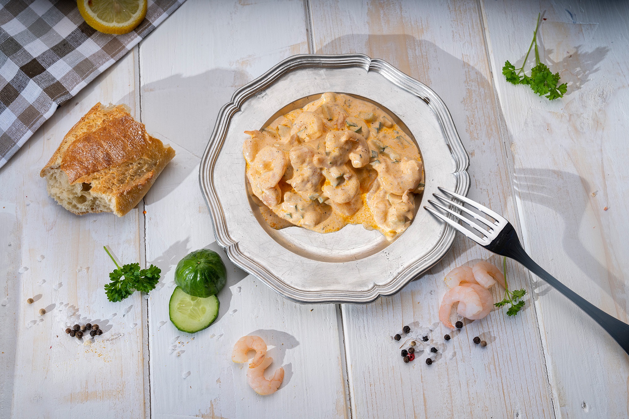Cremiger Garnelen-Salat mit Mayonnaise, serviert in weißer Schale – frisch & appetitlich.