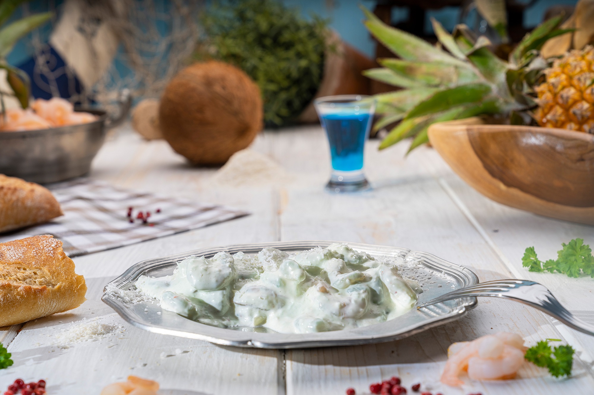 Garnelen-Cocktail Curacao Cremiger Garnelen-Salat mit Mayonnaise, serviert in weißer Schale – frisch & appetitlich.