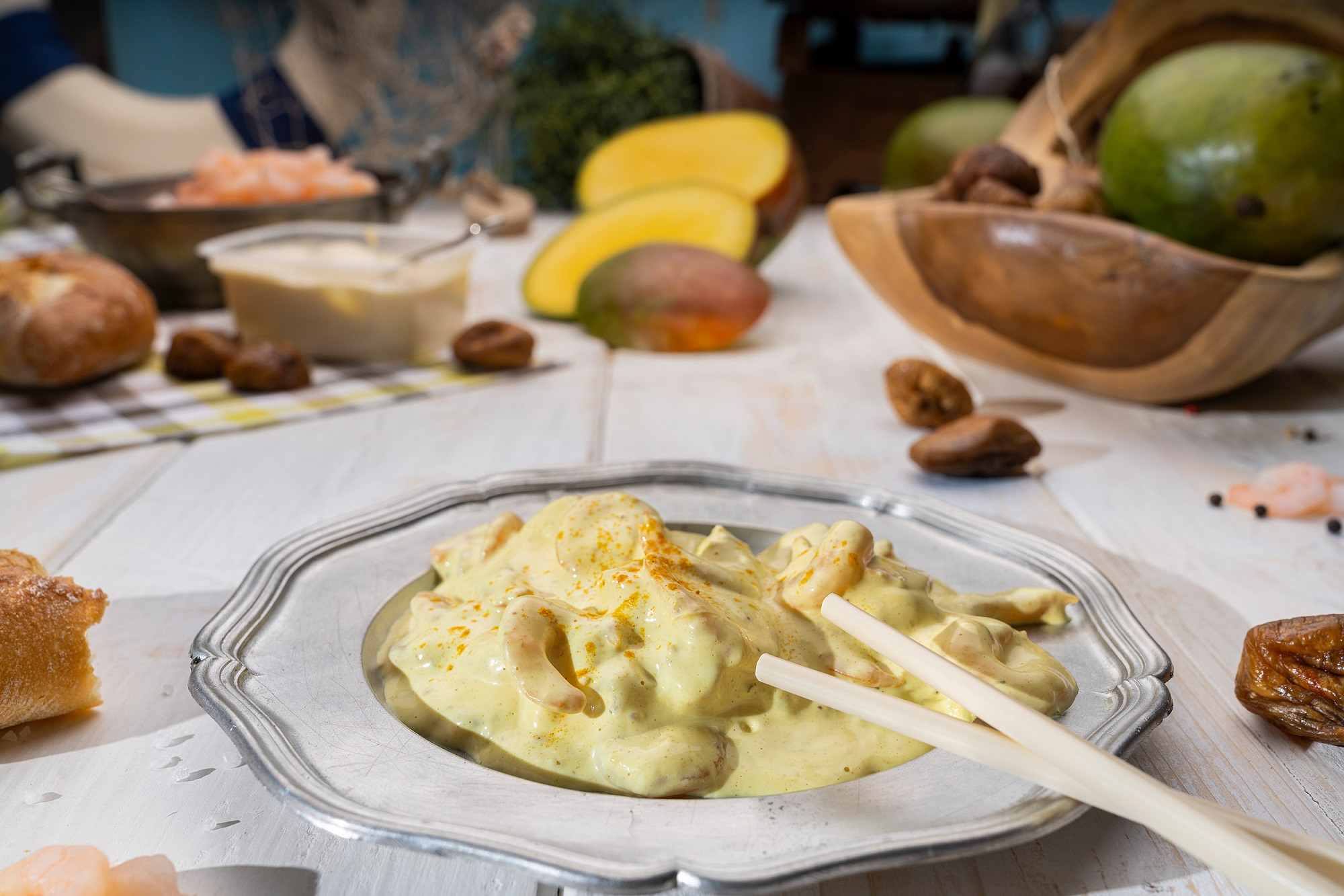 Thai-Lemon Garnelen Cremiger Garnelen-Salat mit Mayonnaise, serviert in weißer Schale – frisch & appetitlich.
