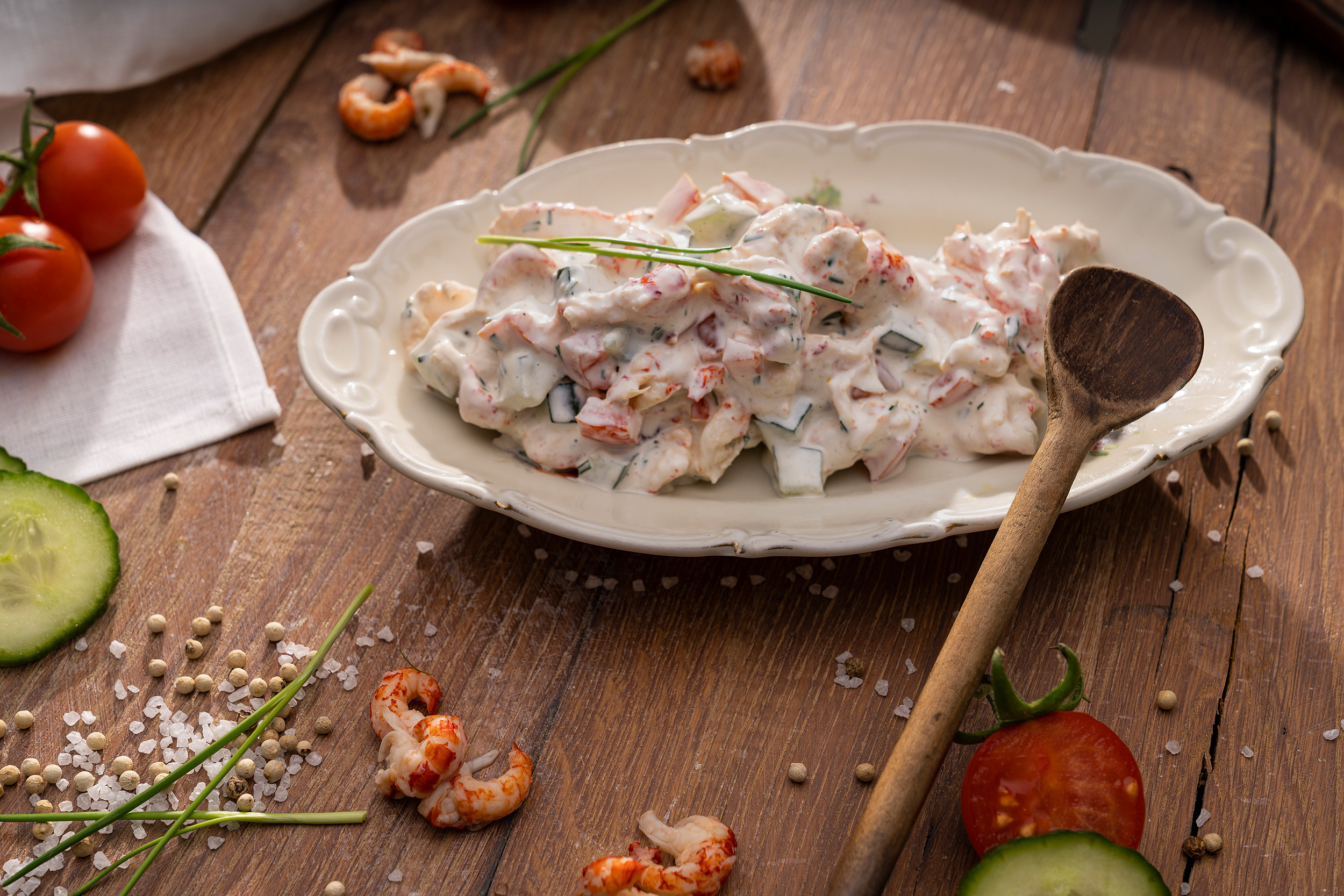 Flusskrebse Schwedenart 2 Maritimer Flusskrebssalat in cremiger Mayonnaise, verziert mit frischen Kräutern – appetitlich serviert.