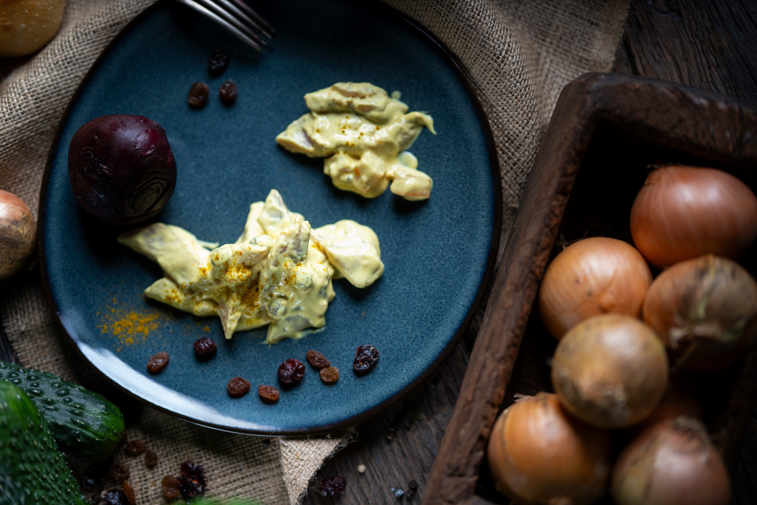 Curry-Matjes-Salat Curry‑Matjes‑Salat mit exotischen Früchten – cremig gewürzt, frisch und appetitlich serviert.
