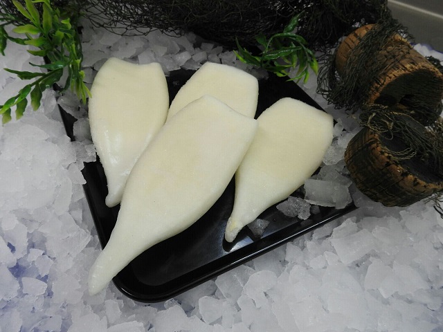 4 Tintenfischtuben auf schwarzen Tablett mit Crunch-Eis