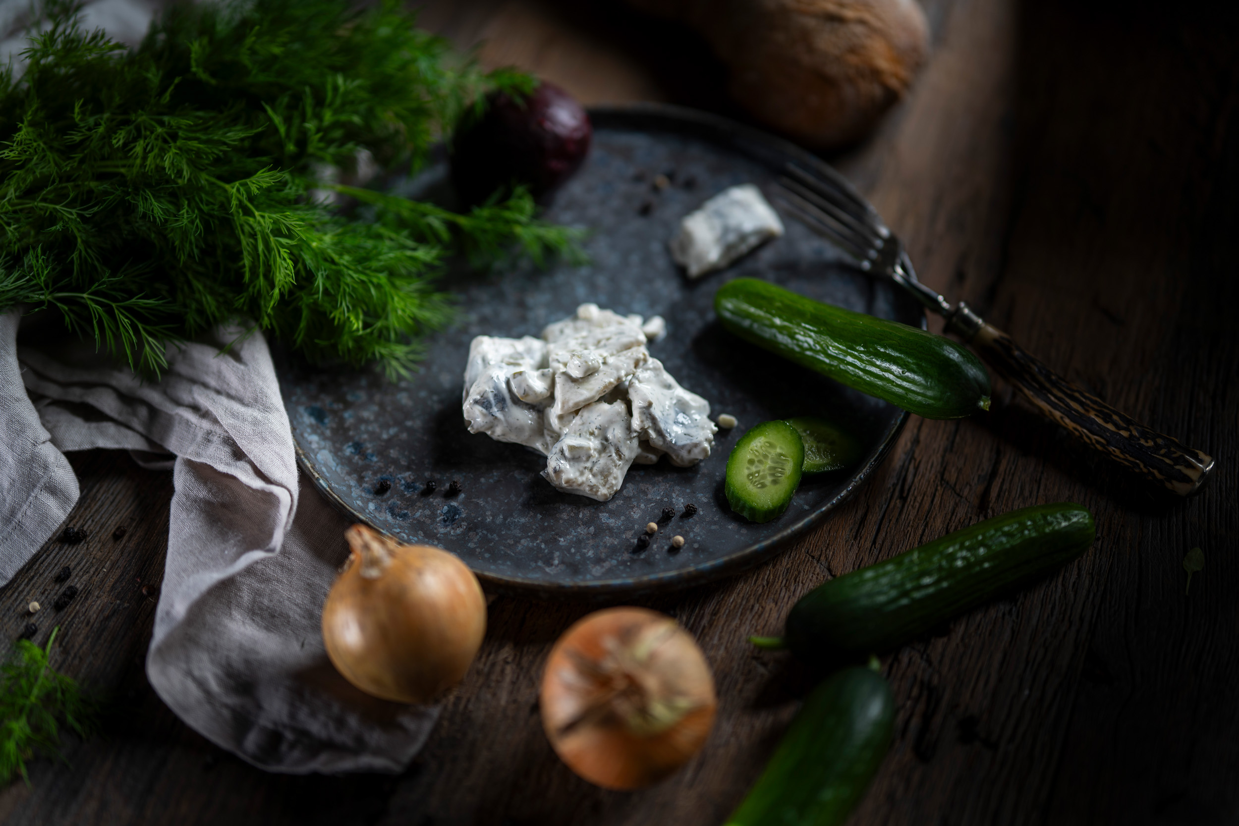Dill-Happen: Fischhappen mit Frischkäse, Dill und Gurke, frisch maritim serviert.