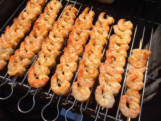 fertig gegrillte Garnelen auf Spießen