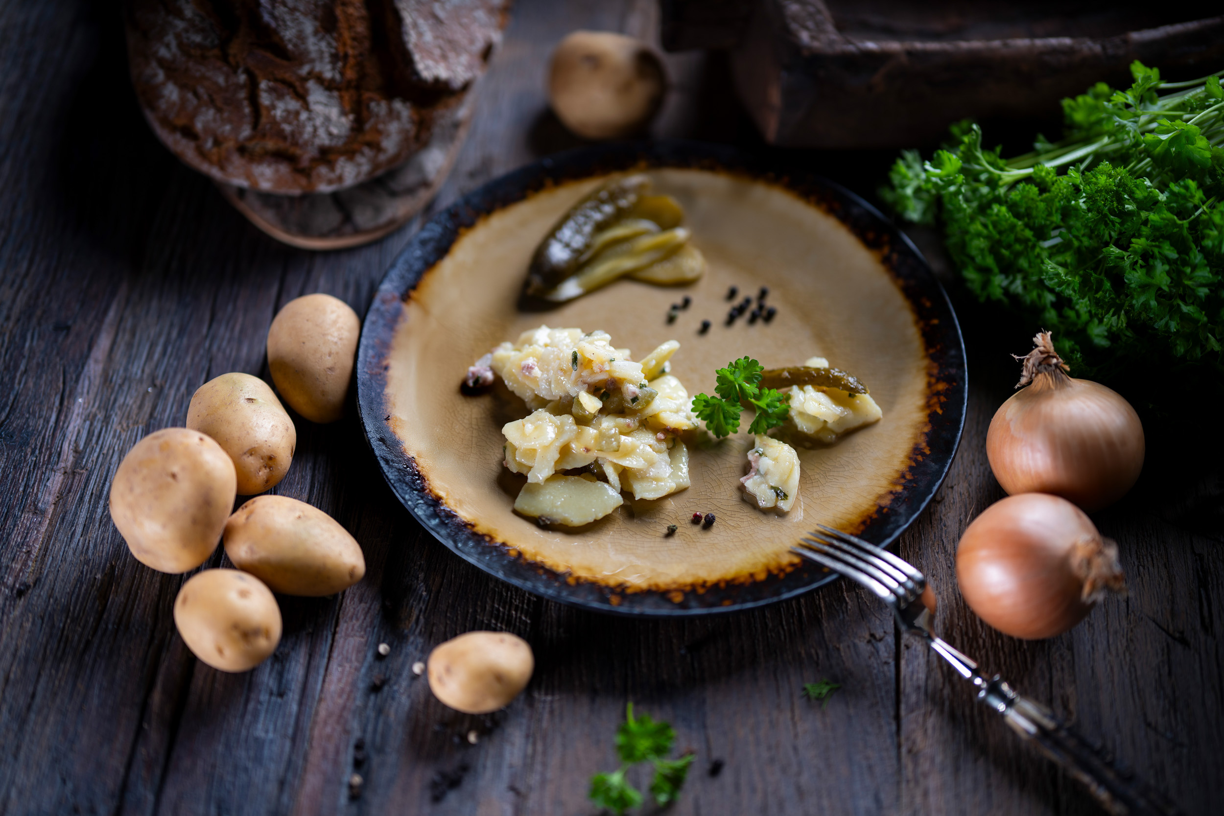 Kartoffelsalat mit Speckwürfeln, cremig angemacht– perfekt als herzhafte Beilage.