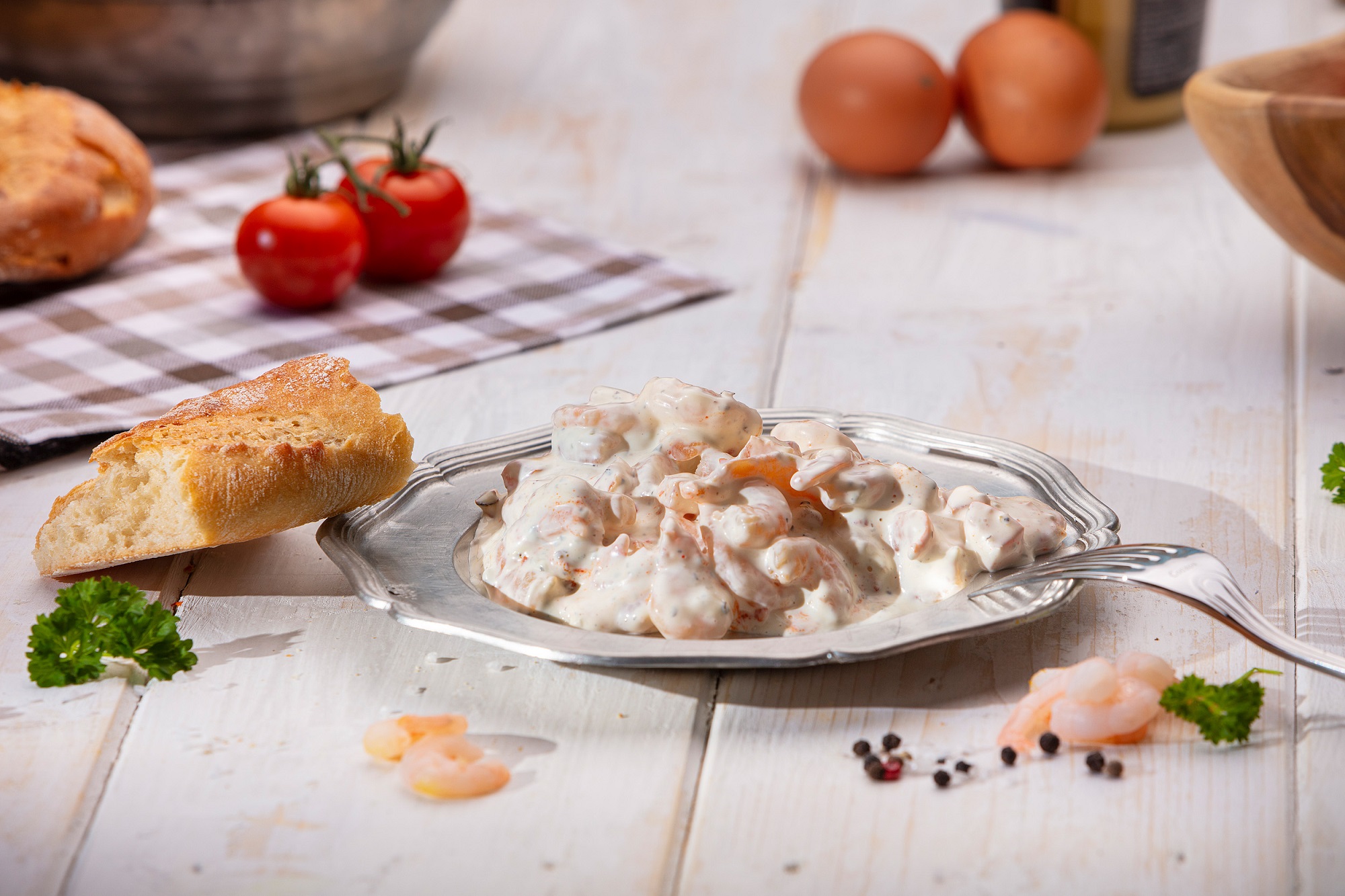 Cremiger Garnelen-Salat mit Mayonnaise, serviert in weißer Schale – frisch & appetitlich.